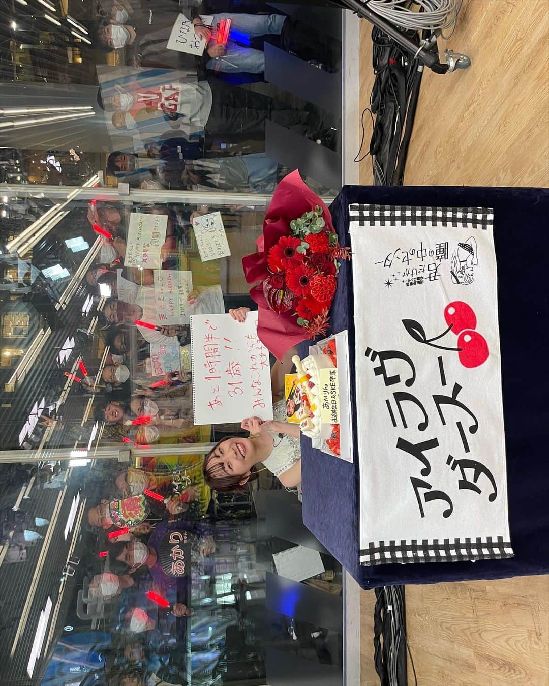 須田亜香里さんのインスタグラム写真 - (須田亜香里Instagram)「麻雀ケーキ可愛い〜🀄️ 31歳だから間二萬待ちになるようです🙈❤️  10月30日、本番終了後。 お誕生日とアイドル卒業をお祝いしていただきました😳 SKE48からゲストでひなのが来てくれてたり、窓の外の観覧のファンの方もたくさんいて嬉しかった！ ありがとうございました❤️  #熱闘Mリーグ #麻雀ケーキ #須田亜香里生誕祭2022」11月1日 0時01分 - akarisuda