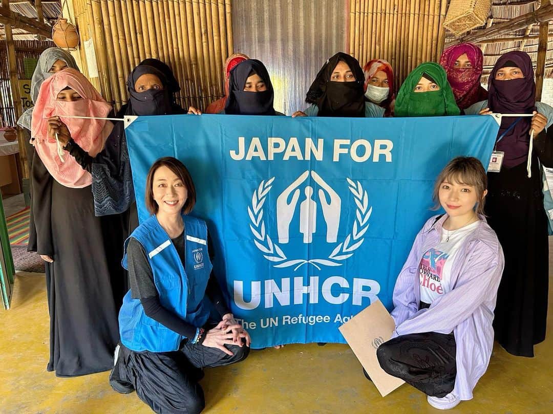 長野智子さんのインスタグラム写真 - (長野智子Instagram)「国連UNHCR協会のミッションで、バングラデシュのロヒンギャ難民キャンプを訪問しています。  今回はぜひ若い世代の方にも難民の方の現状を知って頂きたいなと思っていたところ、ぜひとご快諾頂いた辻愛沙子さん @ai1124arca と訪れました。  難民キャンプは初めてという辻さんの発信もぜひご期待くださいね。  ロヒンギャ難民キャンプは想像を超えて過酷な状況でしたが、多くの国際支援やローカルコミュニティのボランティアによるケアによって、家族が殺されたり、性暴力や人身売買から逃れた若い女の子たちが、前を向いて夢を語る様子に胸が詰まりました。  私も今回見て感じたことを少しずつお伝えしていければと思います。  #japanforunhcr  #国連unhcr協会  #ロヒンギャ難民 #バングラデシュ #コックスバザール #長野智子」11月1日 0時59分 - naganotomoko
