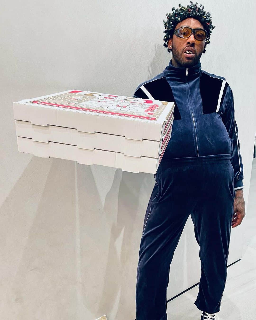 ジョン・ウォールのインスタグラム：「Hot pizza coming through!!   Happy Wall-O-Ween🎃👻 #Bluestreak」