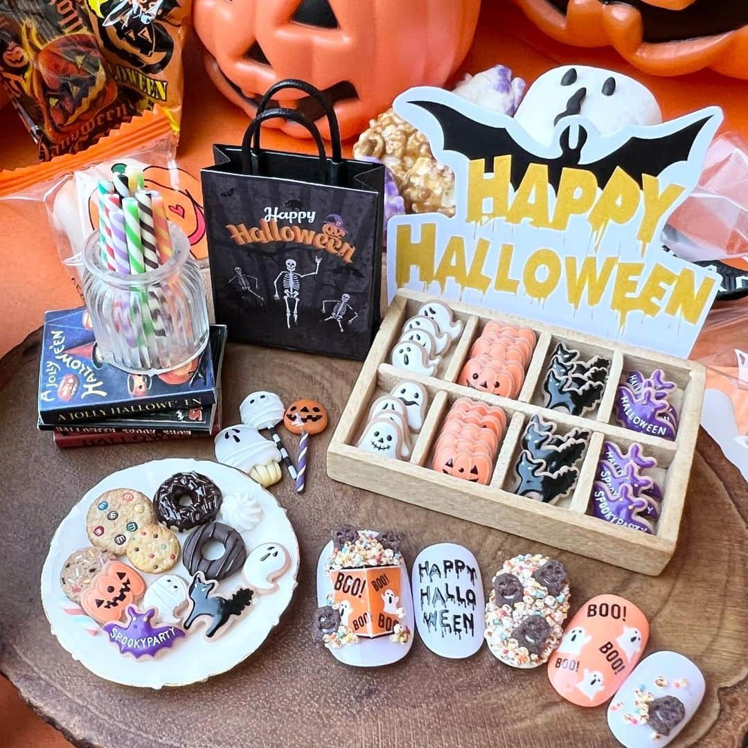 松田ようこのインスタグラム：「🎃HAPPY HALLO WEEN🎃  #halloweennails #halloweennailsdesign  #halloweendesserts  #halloweensweets #happyhalloween  #ハロウィンネイル #ハロウィンネイルデザイン #松田ようこ #lovablenailart  #lovablenailartschool」