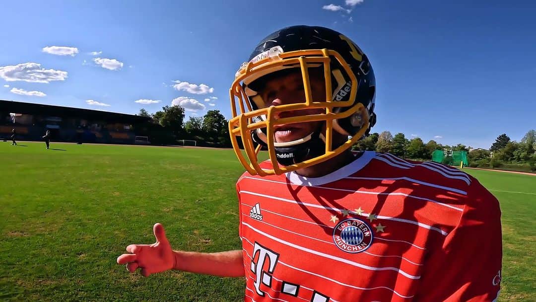 トーマス・ミュラーのインスタグラム：「Die @nfl kommt in zwei Wochen nach München. Die Begeisterung der deutschen Football-Fans ist schon riesig. 🔥  Deshalb habe ich vor einigen Wochen die @munichcowboys gebeten, für meine DA SCHAU HI-Serie die wichtigsten Spielpositionen des American Football vorzustellen. Und ich habs natürlich dann gleich auf dem Spielfeld ausgetestet. Die erste Folge ist ein Heimspiel für mich, denn da gehts um den Kicker.   Schauts rein und seht, aus welcher Entfernung ich ein Field Goal geschossen habe.  #esmuellert #AmericanFootball #NFL #MunichCowboys #ThomasMueller #GoPro #DASCHAUHI #football」