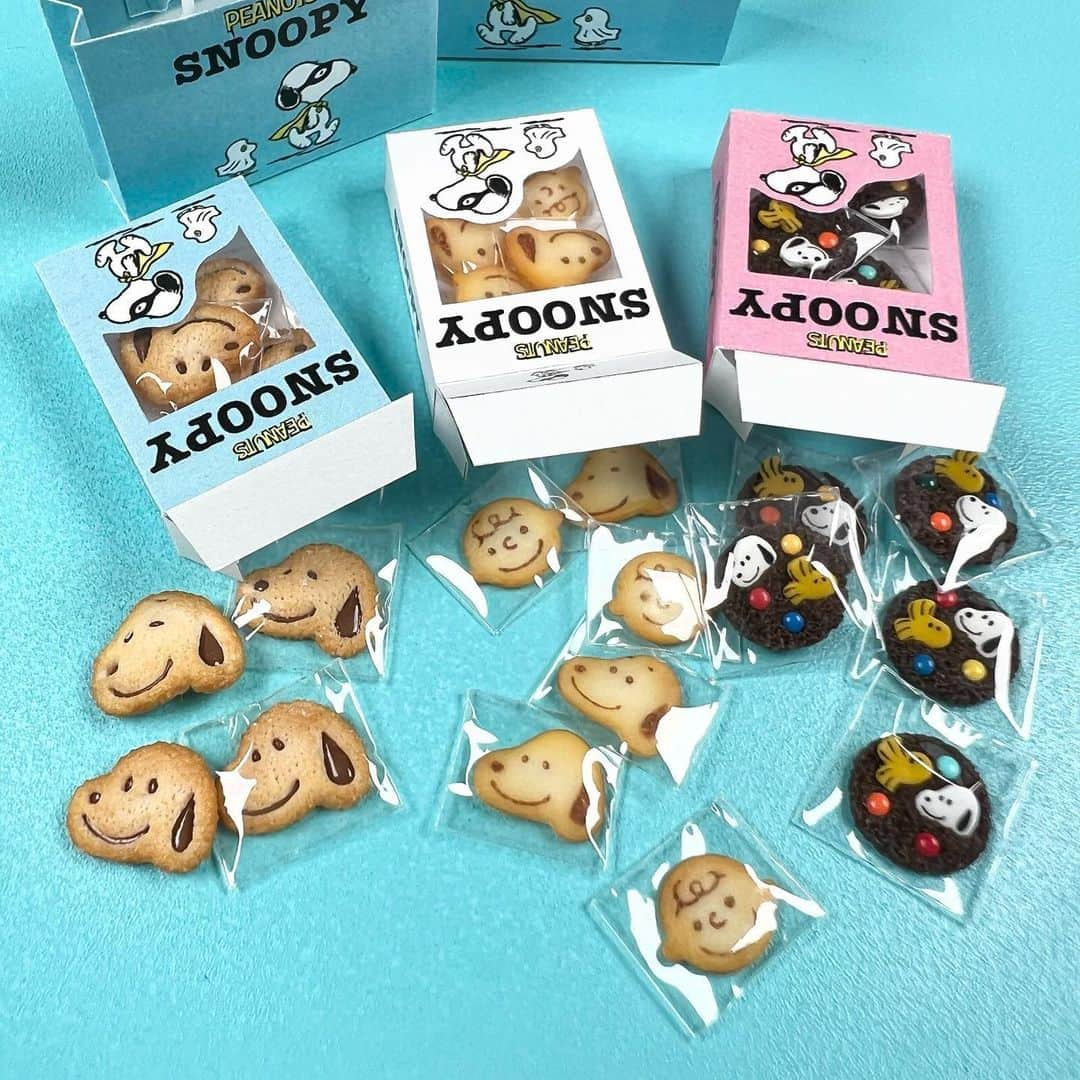 松田ようこのインスタグラム：「🍎SNOOPY HALLO WEEN🍎  10月31日は アカウント凍結されてしまって ハロウィンネイルがポスト出来ませんでした  もう11月1日だけど せっかく制作したからポストします  スヌーピーのハロウィンVr ハロウィンといえばお菓子だから クッキーも🍪スヌーピー仕様に  作って満足的な キャラ弁感覚で制作をしているので 完全に趣味の世界ですが こうしてクッキーも個包装にすると 可愛さが増して愛着が湧くんです  ちなみに全てカーブ付きだから ネイルパーツとして使用可能  #snoopy #snoopynails #snoopynailart #miniaturesnoopy #snoopyhalloween #松田ようこ #yokomatsuda #lovablenailart」