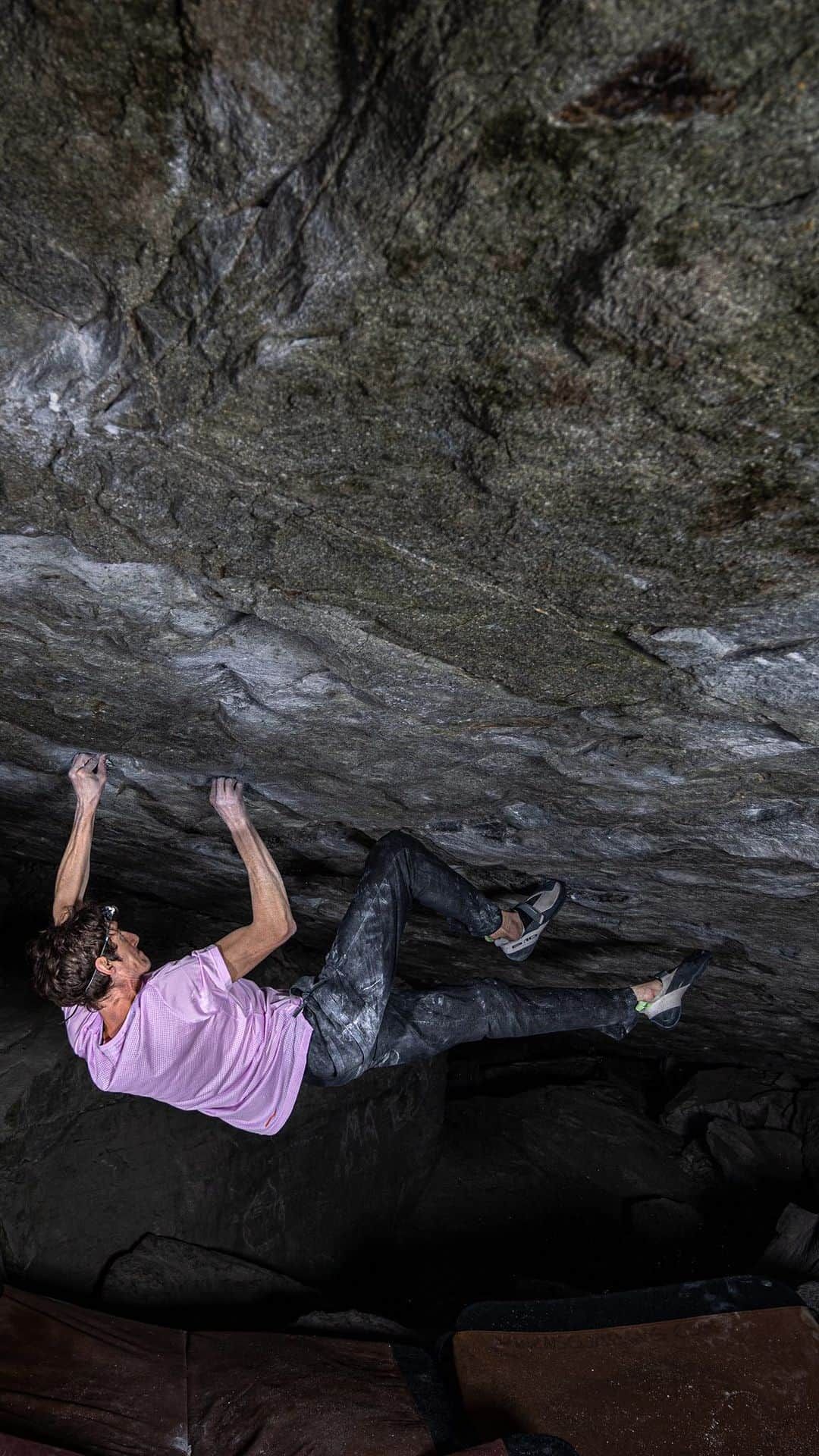 デイブ・グラハムのインスタグラム：「Dark Sakai to Sunshine [8B+] ⚔️ I ended my bouldering saga in Switzerland for 2022 with an ascent of this nice resistant rig back in September 🙌🏻 I was originally hoping to climb Dark Matter [8C], but in the end, between the humid-rainy conditions and a lack of pure roof crimping strength, I left Magic Wood nearly empty handed, minus this stellar roof climb in the Darkness cave. It was a wise choice in the long run however because I arrived here in Rodellar, where I am currently trying some super long roof boulders and short resistance routes, in much better shape than I expected 😅 I thought training in the Darkness Cave was a good idea considering the similarities in angle, length and lack of trickery (zero kneebars 😫) and wow, it definitely paid off!! The plan is to open two different 8c boulders in the Ali Baba cave, and attempt to link them into the 8c+ route where all the lines usually finish 🤔 I’m not sure how hard that math equals, I’m not the best at arithmetic, but I’m pretty sure they will be nails, i.e. at least 9b 🤪!! I have the next couple months ahead of me to get back into route shape and tackle the plethora of unfinished projects I have in Catalunya, including routes like La Capella, Furia de Jabali, and First Round First Minute 😅 I plan to keep bouldering the entire time, a new strategy which I feel can really help me rise above whatever plateau’s I struggled with in the past, so I’m also looking forward to checking out Albaracin for the first time and exploring some of the hard stuff  in the region that’s been established in the last years that I’ve never seen!! Motivation is at an all-time-high, and the change of scenery here in Spain is super refreshing 🙌🏻 VAMOSSSS 🔥🔥🔥 📸 @vladek_zumr @adidasterrex @fiveten_official @petzl_official @frictionlabs @tensionclimbing @sendclimbing」