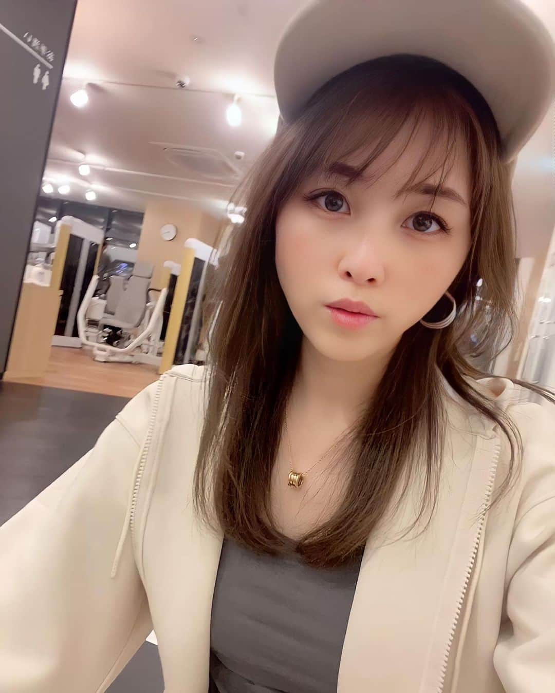 mikaのインスタグラム：「♥︎︎∗︎*ﾟ 最近CMでよく見る @chocozap_official   実はRIZAP通い始めてからセッションない日も 軽く有酸素運動したくて、こっそり9月から ゆる〜く通ってる🚴  月額2,980円で24時間通い放題だし 服もシューズも履き変えなく自由👍 しかも業務用のエステマシンや脱毛器は セルフで使い放題だし店舗によっては ゴルフ練習もあるんだよ！ アプリ連携出来る体組成形とヘルスウォッチも ついてくるから数字管理出来るのだ⌚️✨  コスパ重視な私は一丁前に運動とか言いながら セルフエステに惹かれて入会しちゃいました🤫w  この投稿を見た人にお得な情報🎁 11月15日までクーポンコード【SC0816】を 入力して入会すると 入会費、事務手数料0円＋入会翌月500円OFF✨ 入会考えてる人は是非使ってね♡  #chocozap #ちょこザップ #筋トレ #トレーニング #トレーニング女子 PR」