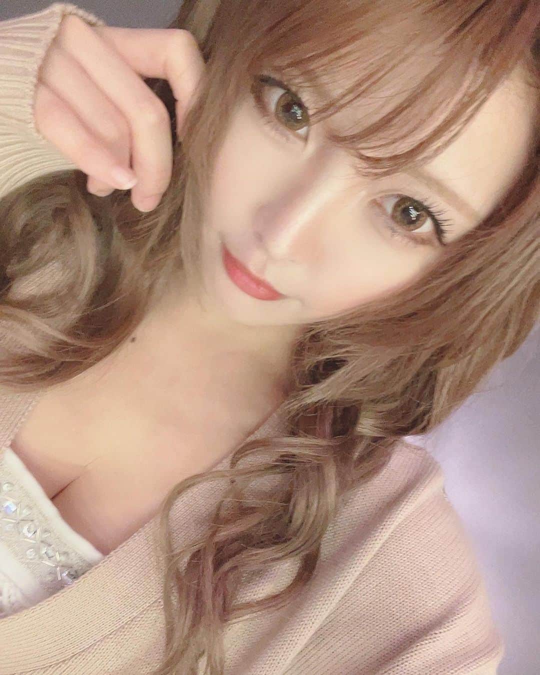 新村あかりのインスタグラム：「ちょっと髪色暗くしてみた♡」