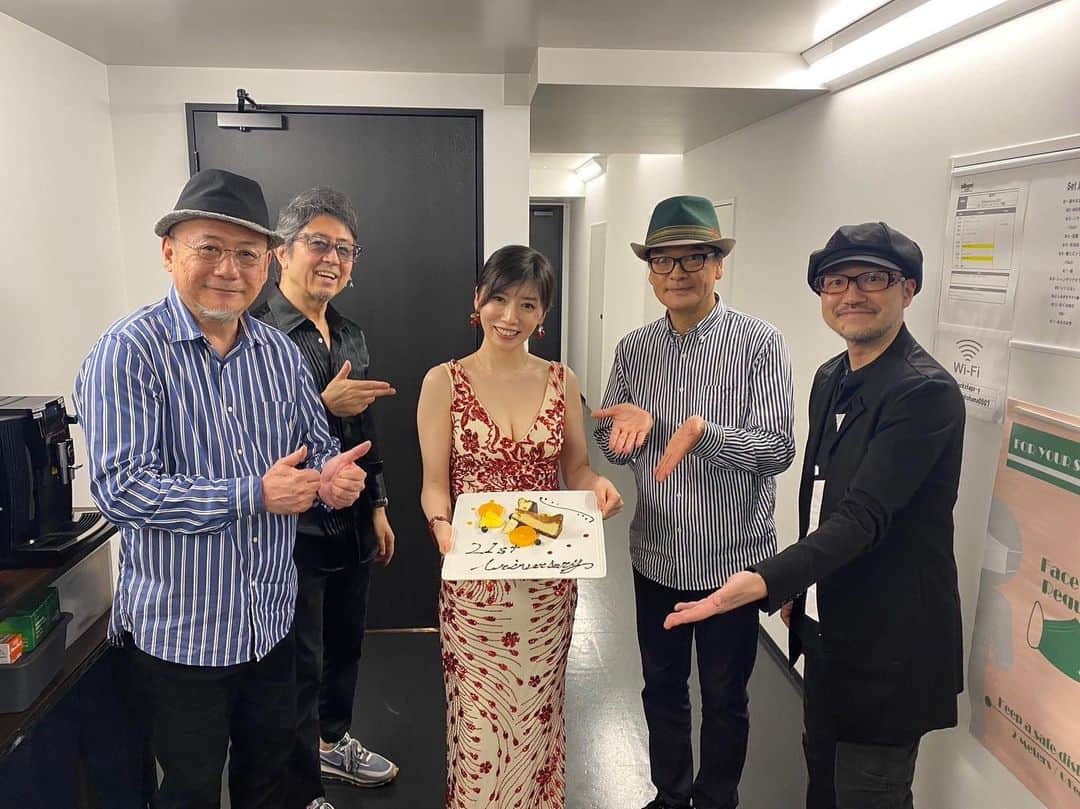 松原秀樹のインスタグラム：「柴田淳ちゃんビルボードツアーの2本目横浜が無事終了🎶🎶 今夜も楽しいライブでした。 そして彼女の21周年というメデタイ日でもありました㊗️ 淳ちゃんおめでとうございます🎉🎉 ラスト大阪もよろしくお願いします🫡」