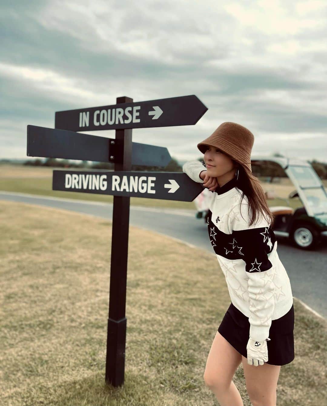 mikaのインスタグラム：「♥︎︎∗︎*ﾟ #koshigagolfclub   玄関に準備した帽子忘れて 帰りにかぶる予定だったユニクロのバケハを かぶってカッコつけてる人🙃  睡眠ゼロだとそんなもんよw  #越谷ゴルフ倶楽部 #ゴルフ #ゴルフ女子 #golf #カッコつけ選手権」