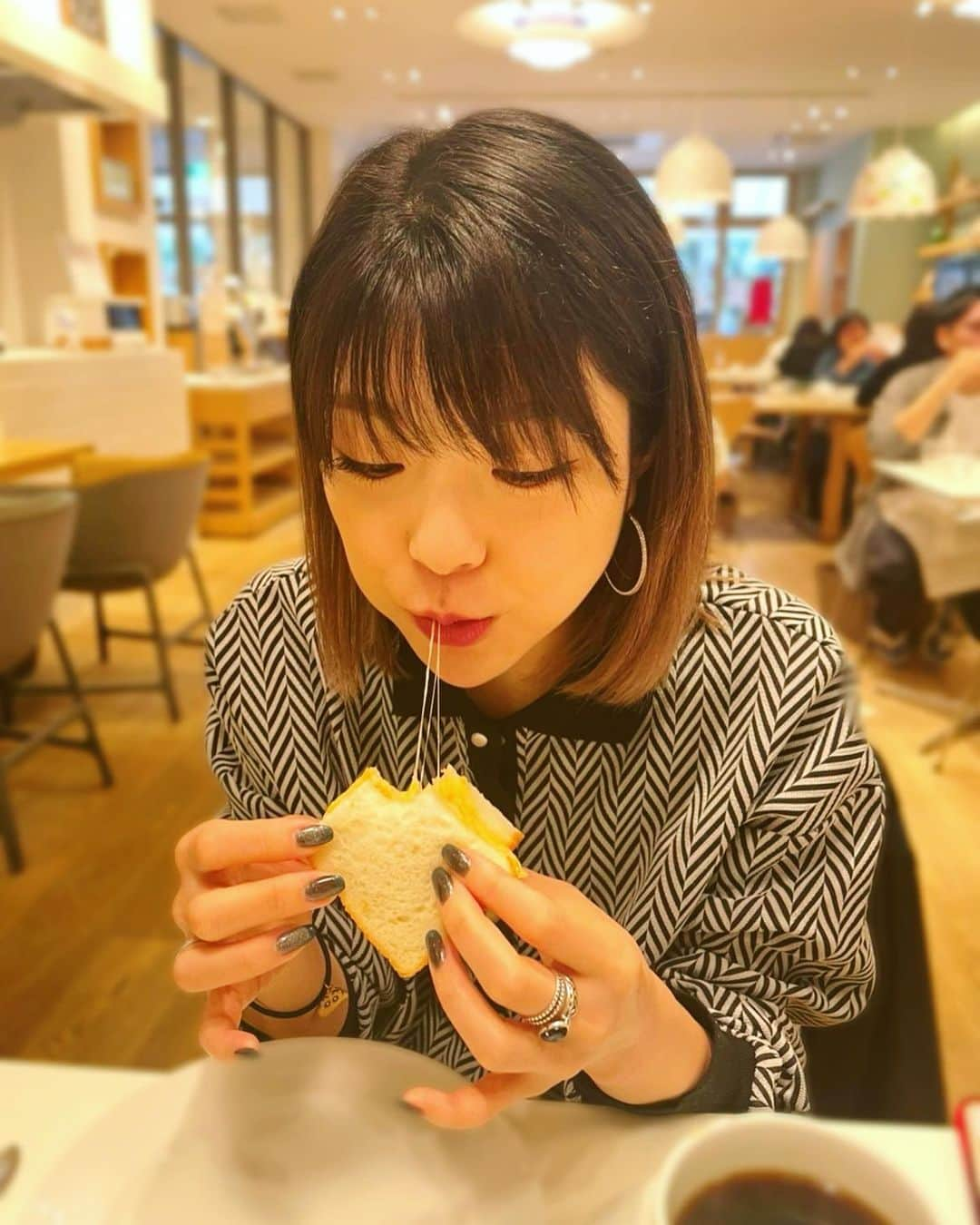 小川麻琴さんのインスタグラム写真 - (小川麻琴Instagram)「先日ランチで食べた @centre_the_bakery さんのチーズオムレツサンドイッチが感動的に美味しかったの🥹💓  ラクレットチーズが伸びてますねー🤭🧀  中身はもちろんだけど、食パン自体もめちゃくちゃ美味しかったなぁ🥰  #セントレザベーカリー  #銀座グルメ  #チーズオムレツ #ラクレットチーズ  #サンドイッチ  #まことパン #まことベーグル #パンスタグラム」11月1日 13時41分 - 1029_makoto