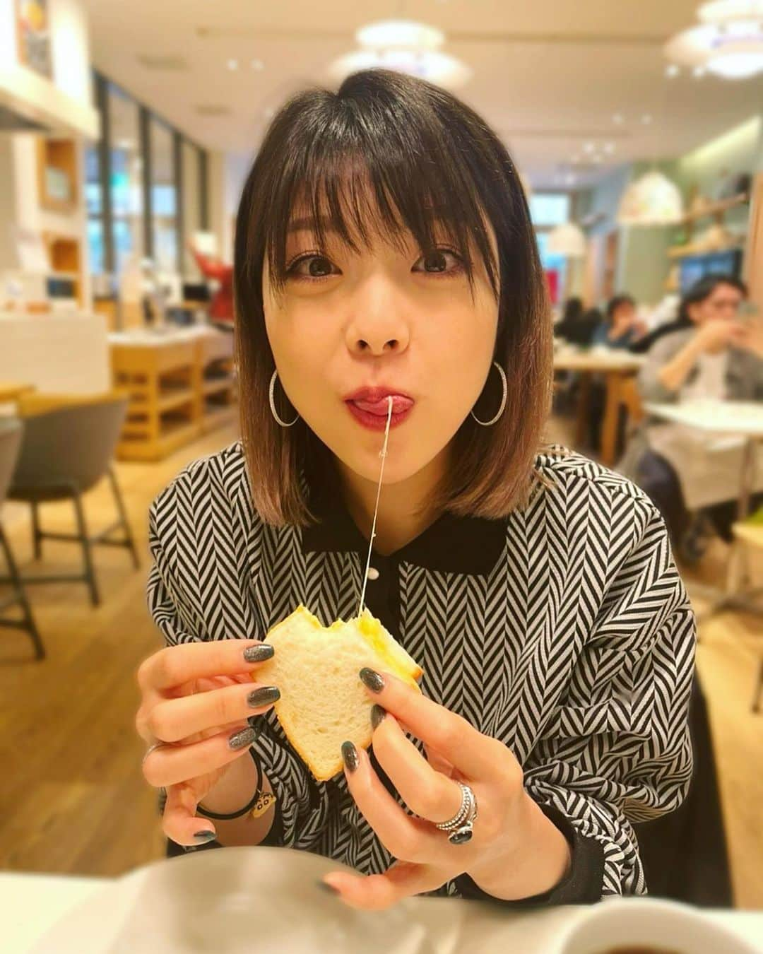 小川麻琴さんのインスタグラム写真 - (小川麻琴Instagram)「先日ランチで食べた @centre_the_bakery さんのチーズオムレツサンドイッチが感動的に美味しかったの🥹💓  ラクレットチーズが伸びてますねー🤭🧀  中身はもちろんだけど、食パン自体もめちゃくちゃ美味しかったなぁ🥰  #セントレザベーカリー  #銀座グルメ  #チーズオムレツ #ラクレットチーズ  #サンドイッチ  #まことパン #まことベーグル #パンスタグラム」11月1日 13時41分 - 1029_makoto