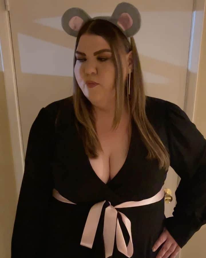 アシュリー・フィンクのインスタグラム：「I’m a 🐭, duh!!!! Happy Halloween, mean ghouls!! 🎃👻🎃👻」