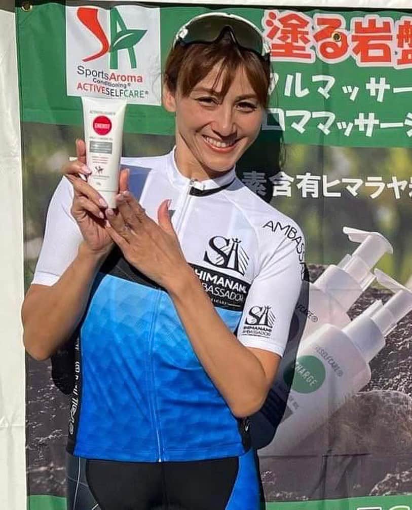道端カレンのインスタグラム：「🚴‍♀️🚴  軽部先生にも久々に会えました✨  スポーツアロマは、ヨーロッパのロードバイクの歴史の中では古くから取り入れられていて、日本ですと、スポーツマッサージというのは、指圧や鍼、整体が多いですが、ロードバイクのワールドツアーではアロマオイルを使った施術を選手は毎日のように受けます。  ツールドフランスなど3週間に渡る長いレースをこなせるのも、各チームに2人くらいずついる、マッサーと呼ばれる施術の方がいるからです。  サイクリングしまなみで、無料の施術ブースを出していらっしゃいました。  私もステージまでのほんの少しの時間、やっていただけました💆‍♀️  #サイクリングしまなみ #スポーツアロマ #アロマオイル #スポーツアロマコンディショニング」