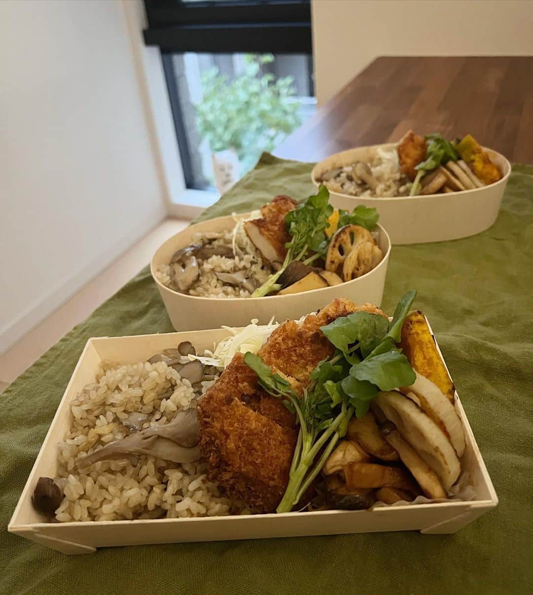 滝沢眞規子さんのインスタグラム写真 - (滝沢眞規子Instagram)「おはようございます☺️ キノコが安くて美味しい季節なのでたっぷり使いました🍄 キノコの炊き込みご飯に、チキンカツ、エリンギソテー、カボチャとれんこん。 まあまあ面倒だったのに全体が地味な仕上がりとなりました😅 #タキマキ弁当 #お弁当」11月1日 6時14分 - makikotakizawa