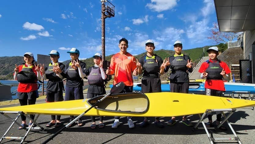 藤嶋大規さんのインスタグラム写真 - (藤嶋大規Instagram)「10月29日〜30日に広島県の八千代湖でカヌーの講習会に行ってきました。 1日目はカヌー経験者を対象とした講習会でみんな最初は緊張しつつも最後はたくさん質問してくれて来年の全国大会に向けての課題を一人ひとりが見つけるきっかけきなったんじゃないかなと思います。 来シーズンに向けてたくさん練習して全国で活躍することを期待しています！ 2日目は広島県のタレント発掘事業でこれから練習を重ね将来全国で活躍が期待される選手を集めた講習会を行いました。 みんなまだカヌーは始めたばかりですが、メンタルのことやカヌーのテクニックのことをたくさん質問してくれました。今週初大会があるみたいなのでどんな結果でも大会を楽しんでもらえればと思います。 2日間を通してカヌーの楽しさや難しさを伝えることができたと思います。カヌーは年間通して過酷なスポーツであるけれど、自分の努力次第でどこまでも強くなると思うので、しっかり目標を持って頑張ってほしいと思います。 今回広島県カヌー協会をはじめ、先生方、大学の後輩の千春、自分を講師として呼んでいただきありがとうございました。自分にとっても良い経験ができました。 来シーズン期待しています💪  #canoesprint #カヌー #カヌースプリント #土師ダム #八千代湖」11月1日 6時56分 - canoe_hiroki