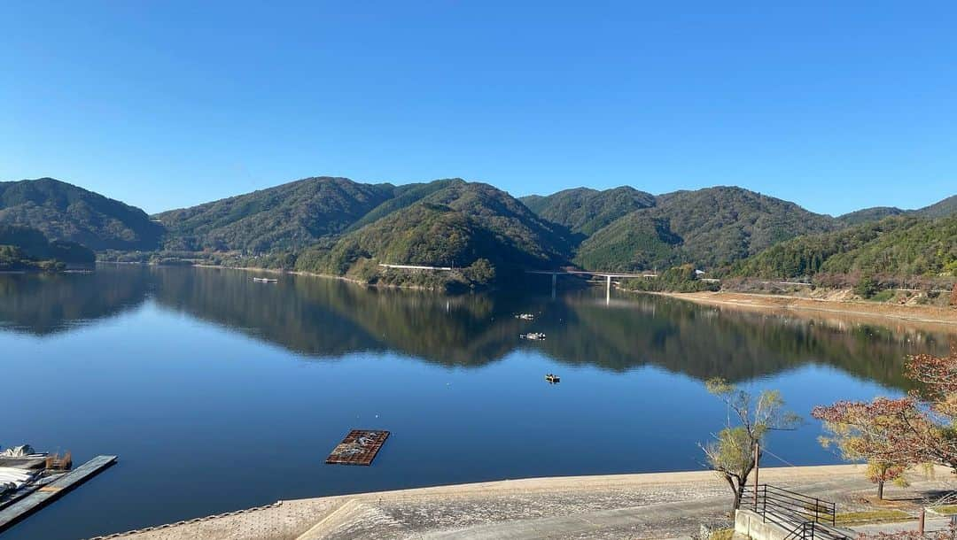 藤嶋大規さんのインスタグラム写真 - (藤嶋大規Instagram)「10月29日〜30日に広島県の八千代湖でカヌーの講習会に行ってきました。 1日目はカヌー経験者を対象とした講習会でみんな最初は緊張しつつも最後はたくさん質問してくれて来年の全国大会に向けての課題を一人ひとりが見つけるきっかけきなったんじゃないかなと思います。 来シーズンに向けてたくさん練習して全国で活躍することを期待しています！ 2日目は広島県のタレント発掘事業でこれから練習を重ね将来全国で活躍が期待される選手を集めた講習会を行いました。 みんなまだカヌーは始めたばかりですが、メンタルのことやカヌーのテクニックのことをたくさん質問してくれました。今週初大会があるみたいなのでどんな結果でも大会を楽しんでもらえればと思います。 2日間を通してカヌーの楽しさや難しさを伝えることができたと思います。カヌーは年間通して過酷なスポーツであるけれど、自分の努力次第でどこまでも強くなると思うので、しっかり目標を持って頑張ってほしいと思います。 今回広島県カヌー協会をはじめ、先生方、大学の後輩の千春、自分を講師として呼んでいただきありがとうございました。自分にとっても良い経験ができました。 来シーズン期待しています💪  #canoesprint #カヌー #カヌースプリント #土師ダム #八千代湖」11月1日 6時56分 - canoe_hiroki