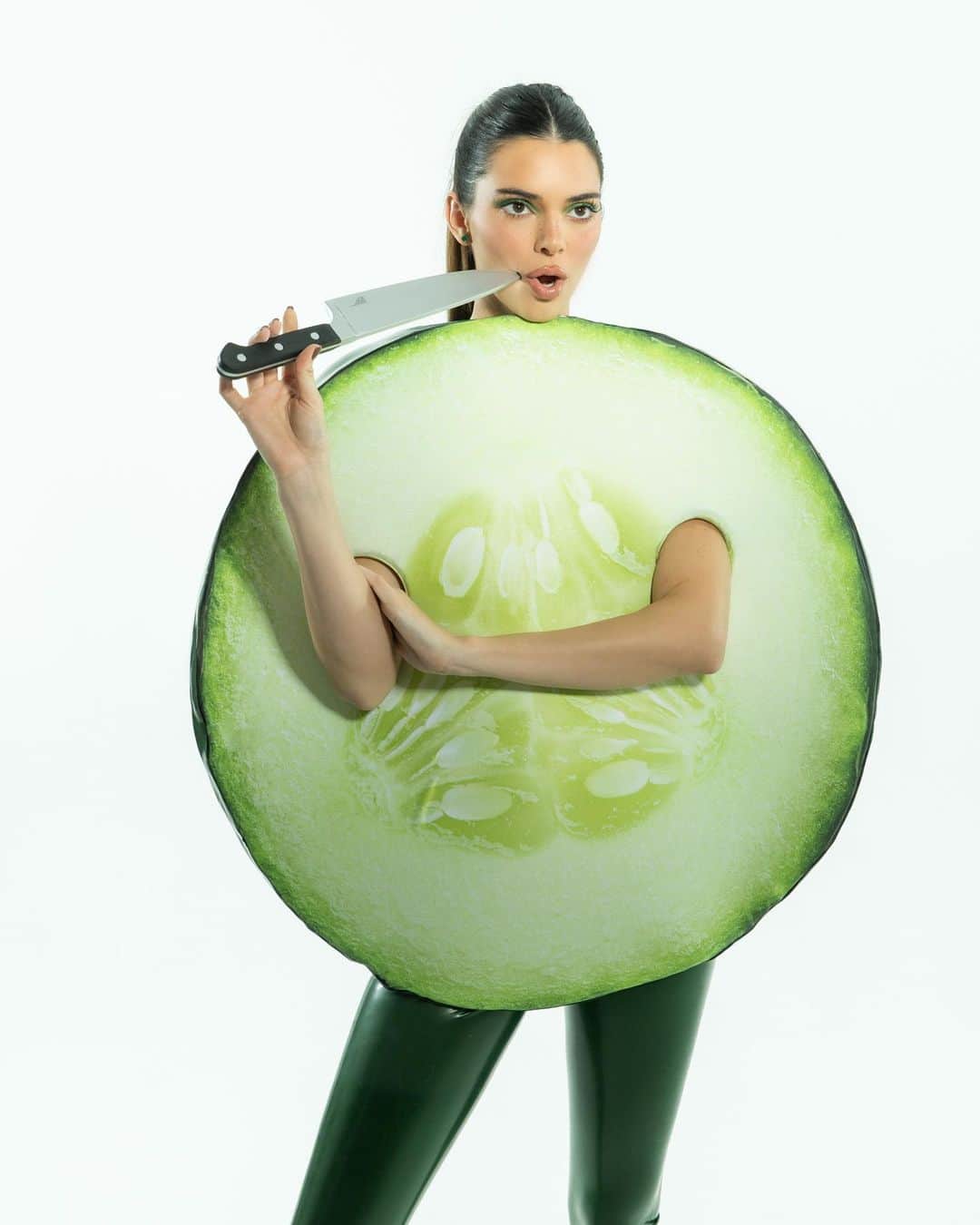 ケンダル・ジェンナーのインスタグラム：「i’m giving out fruits and veggies tonight」