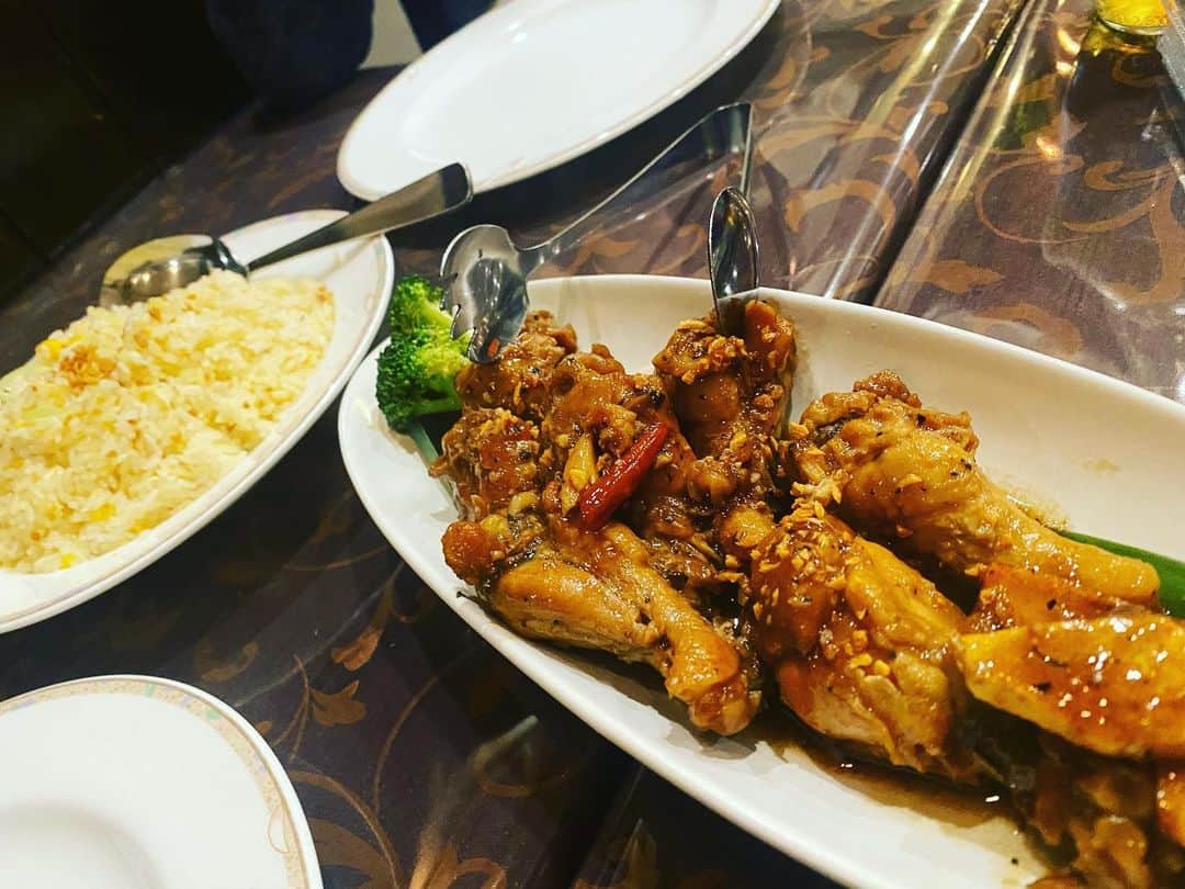 宮崎謙介さんのインスタグラム写真 - (宮崎謙介Instagram)「私はフィリピン料理が大好きです。特にアドボとシシグが好きです。ライスはガーリックライスが最高に合います。ご機嫌。  #フィリピン料理  #アドボ  #シシグ  #ガーリックライス」11月1日 7時49分 - miyazakikensuke1031