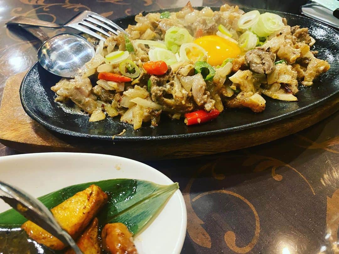 宮崎謙介さんのインスタグラム写真 - (宮崎謙介Instagram)「私はフィリピン料理が大好きです。特にアドボとシシグが好きです。ライスはガーリックライスが最高に合います。ご機嫌。  #フィリピン料理  #アドボ  #シシグ  #ガーリックライス」11月1日 7時49分 - miyazakikensuke1031
