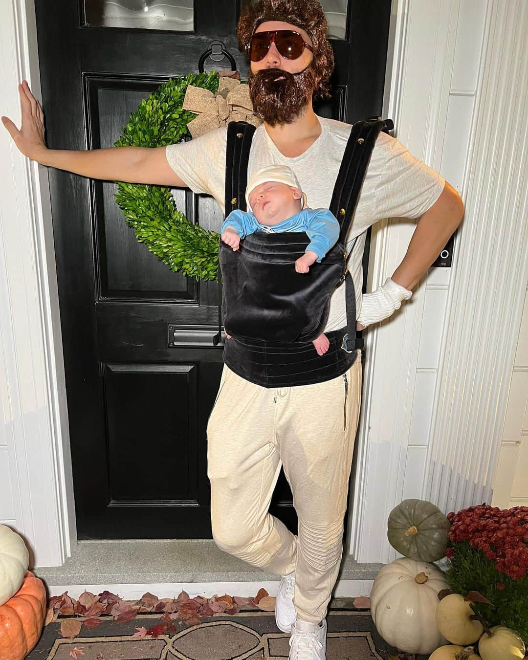 エリック・ホズマーのインスタグラム：「“Carlos” is crushing his first Halloween」