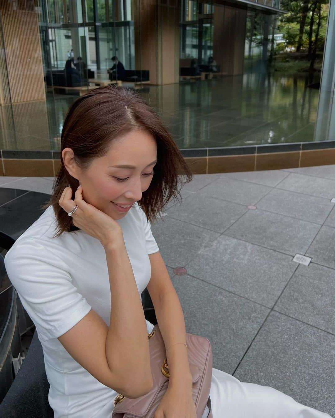 宮田綾子さんのインスタグラム写真 - (宮田綾子Instagram)「←50歳 美容✨痛くないリフトアップ 1ヶ月に1度リリーオンさんでソニックフィットをしています！ 美容成分たっぷりのジェルを塗ってソニックフィットを当てていきます（2枚目動画） 左半分終わったところ（3枚目動画） 首からあご下までしっかり当ててもらえるのでスッキリした感じが分かりやすい！ 痛みはなく毎回気持ちよくて寝てしまいます😪 ダウンタイムもなくて即効性のあるリフトアップは本当に嬉しい♩ 表参道以外にもたくさん店舗があって、男性可能のところもありますよ クリスマス前予約が取りにくくなっているので気になる方は保存してお早めにチェックしてみてください✔️🎄 @rillee_on @rilleeon.omotesandou   50歳美容やファッションなど投稿しています🤍 リール動画がたくさん見られていますのでフォローして見てみてね♩ 🧸 @ayako__miyata ←17.2万フォロワーありがとう🧸    #リリーオン #ソニックフィット #リフトアップ #フェイスライン #フェイスラインのたるみ #小顔 #小顔エステ #アラフィフ美容 #アラフォー美容 #美容マニア #美容オタク」11月1日 7時55分 - ayako__miyata
