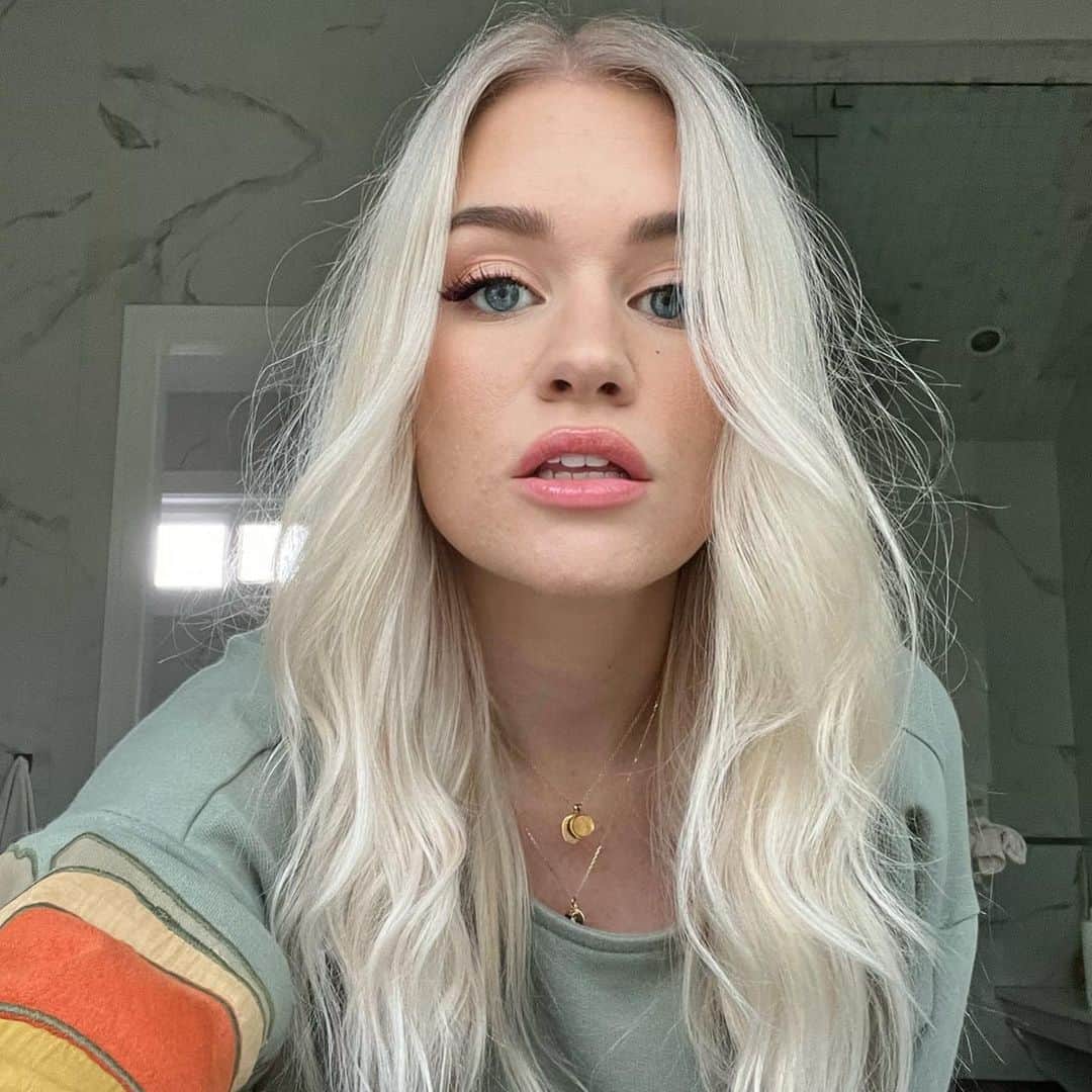 Samantha Ravndahlのインスタグラム：「back to extra blonde 👱🏻‍♀️ @karlgbrown @happybirthdaysalon is the best at gently lifting hair so I can keep my length and strength 💪🏼」