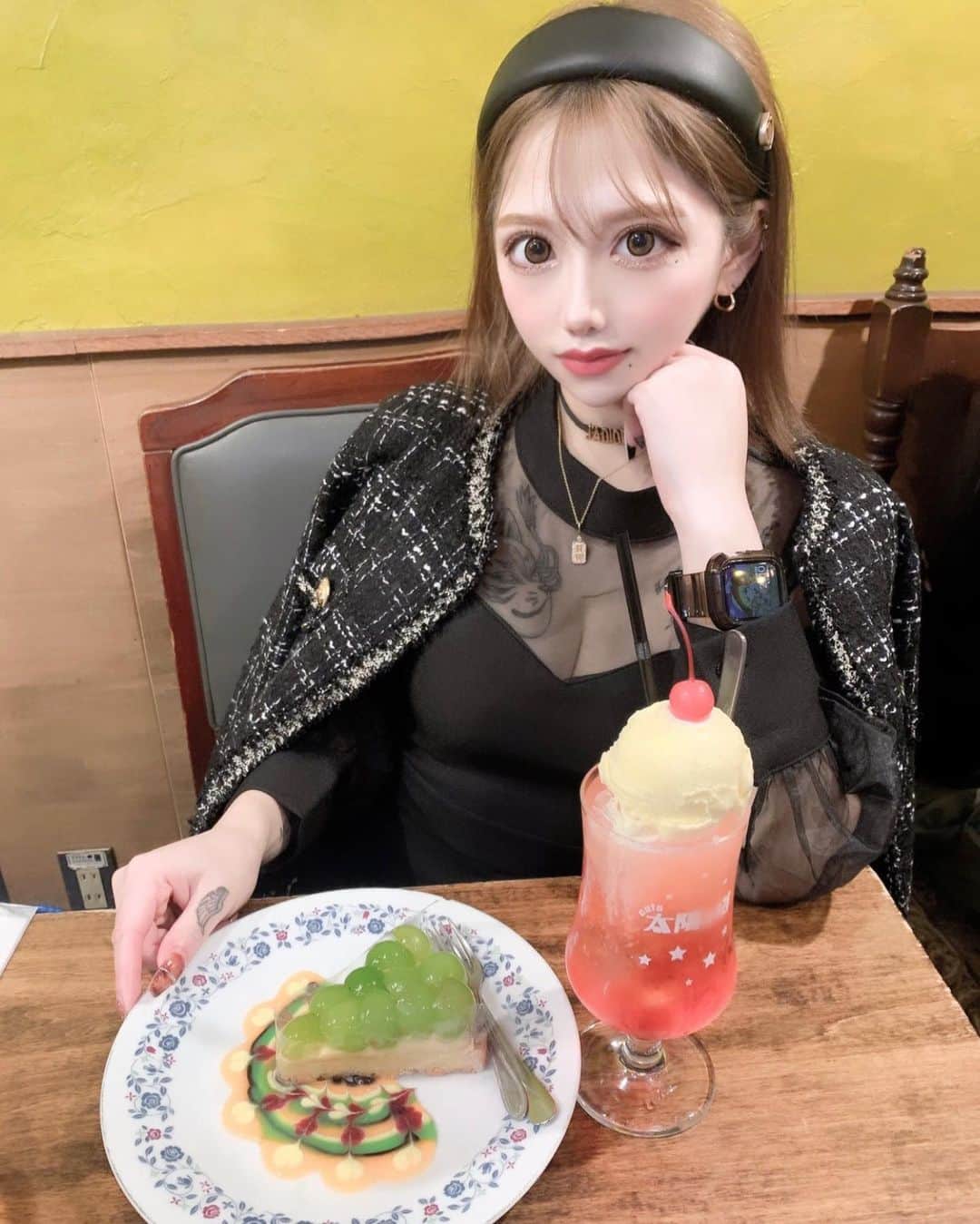 こはまるのインスタグラム：「11月こんにちわ🐥🐥🐥🌈💚💛💗💓💛  (冬が夏よりも嫌い)  #歌舞伎町#キャバクラ#キャバ嬢#ホスト#bar#シーシャ#tattoo#刺青#アニメ#アニメ好きな人と繋がりたい#オタ活#大阪#ミナミ#福岡#飲酒タグラム#中本#時差スタグラム#水色#激辛#金髪#ショートヘア#ショート女子#着物#神社好きな人と繋がりたい#御朱印 #followeme#likeforlikes#harrywinston#dior」