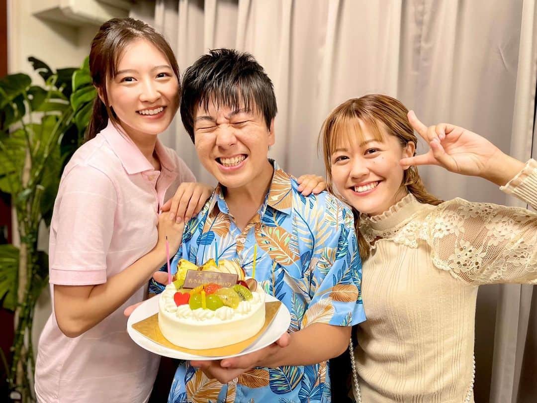 のインスタグラム：「【4390】　  映画🎬宮古島ロケ中にお誕生日を迎えた橋本兄妹の兄、橋本大祐さん🎂🎉  妹のなっちゃんこと、橋本菜津美さん　@natsumi.hanzyukublood と📸✨  兄妹お二人 @kubiyade が主演です🥰✨  photo by助監督きたむぅ  ちなみに私は「五十嵐美玖」役で大祐さんを誘惑する役です😂  神戸のラピス和尚 @lapis_osyo から頂いた有難いオファー✨  swipe→3枚目 とてもお茶目な和尚さんです🤍  沖縄宮古島でのクランクインは毎日が刺激的🌊✨  最高の共演者と素敵なスタッフの皆さん  笑顔たっぷりの現場からラピス和尚の人柄が垣間見えます☺️  公開は来年の7月頃の予定だそうです🌸  詳細等の告知は今しばらくお待ちください❣️  【映画監督は和尚さん】  #4390 #映画 #映画撮影 #宮古島 #宮古島ブルー  #宮古ブルー   #沖縄 #沖縄県  #沖縄好きな人と繋がりたい  #宮古島好きな人と繋がりたい  #映画好きな人と繋がりたい  #映画紹介」