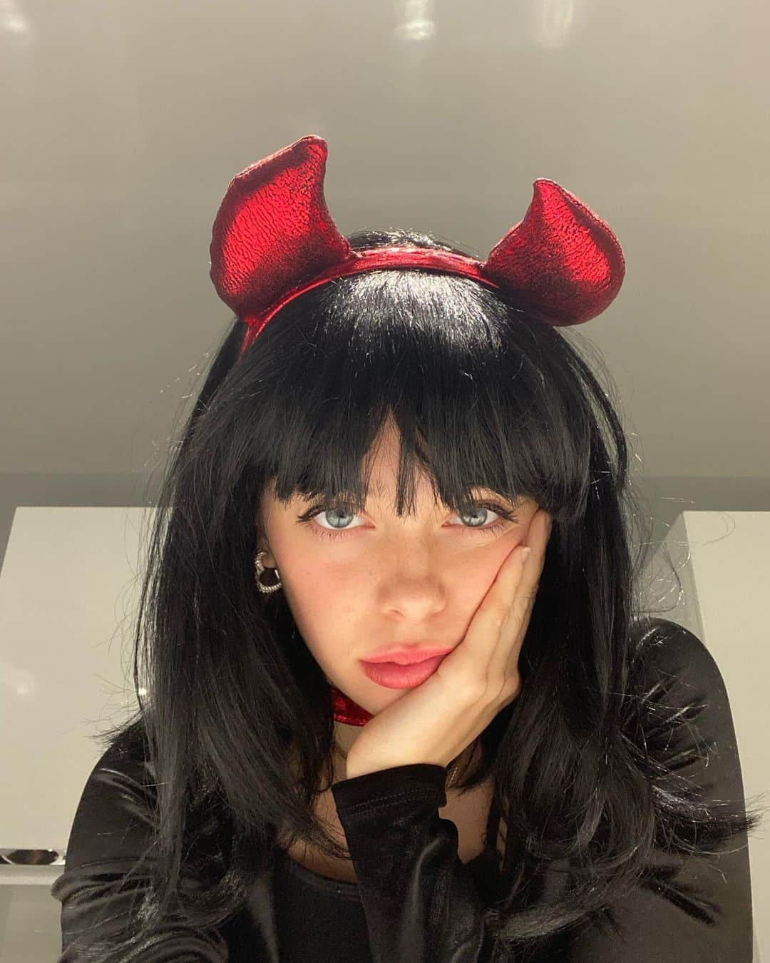 Justine Brasseurさんのインスタグラム写真 - (Justine BrasseurInstagram)「A devil @billieeilish ? 👹😈 TAG HER PLEASE #billieeilish #billie」11月1日 8時44分 - minijuju10