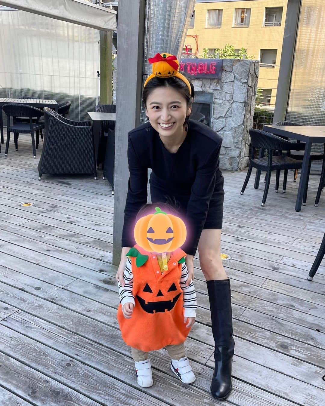 上野優花のインスタグラム：「昨夜これを投稿しようしたら インスタが凍結されて焦りました😇  インスタグラム全体の不具合だったみたいですね😵‍💫 戻ってきて良かった〜！！  週末は ハロウィンパーティーを🥳  👶🏻はお兄ちゃん達と遊んでもらえて嬉しそうで何より。  おもちゃとかの物だけじゃなく、 人にも興味を持ち始めてきました👶🏻  久しぶりにブーツを履きたくなり クローゼット奥から引っ張り出して履いたこちら👢  なんと 10年前に購入したもの！  我ながら 物持ちが良すぎる😂  🕷のピアスは @flyingtigerjp で400円でした〜🫶🏻  #ハロウィン #happyhalloween🎃 #halloween」