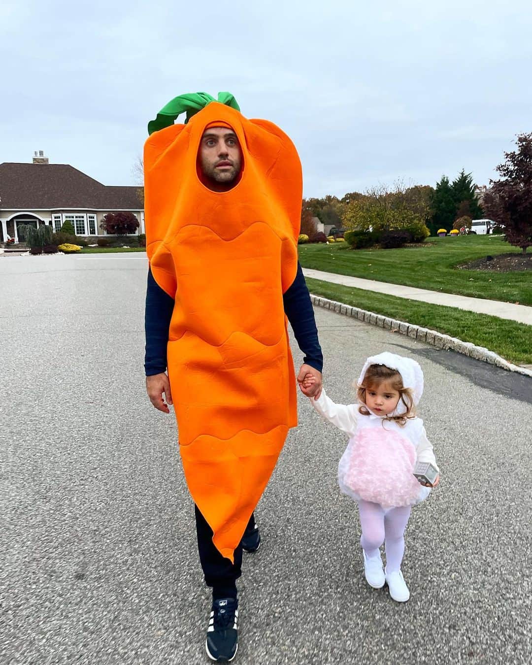 ジュゼッペ・ロッシのインスタグラム：「Halloween strollin with the cutest bunny ever 🐰🐰🐰 🥕🥕🥕」