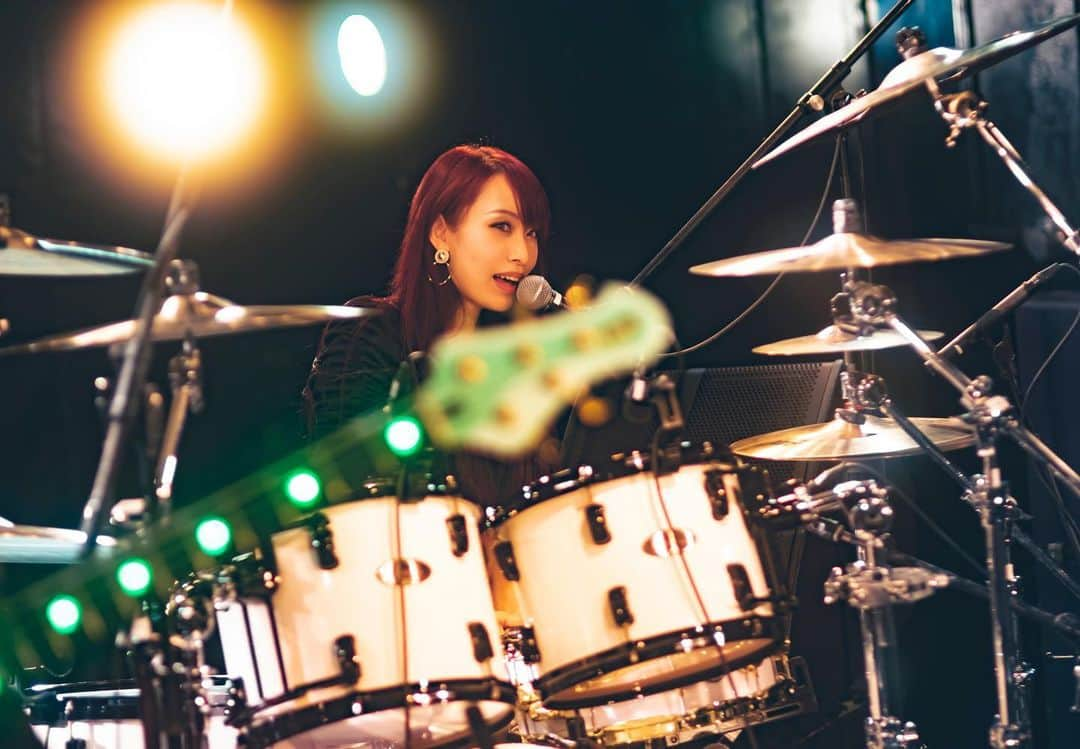 Marinaのインスタグラム：「2022.10.30 Rhythm section seminar  Photo by @akitotakegawa   #Aldious #AldiousMarina #アルディアス #femalemusician #femaledrummer #drummer #drums #drumslife #drumset #drumkit #drummergirl #girlband #music #metal #rock #jrock #drumstagram #evans #instagood #vicfirth #myperfectpair #sabian #girl #ドラム #ドラマー」