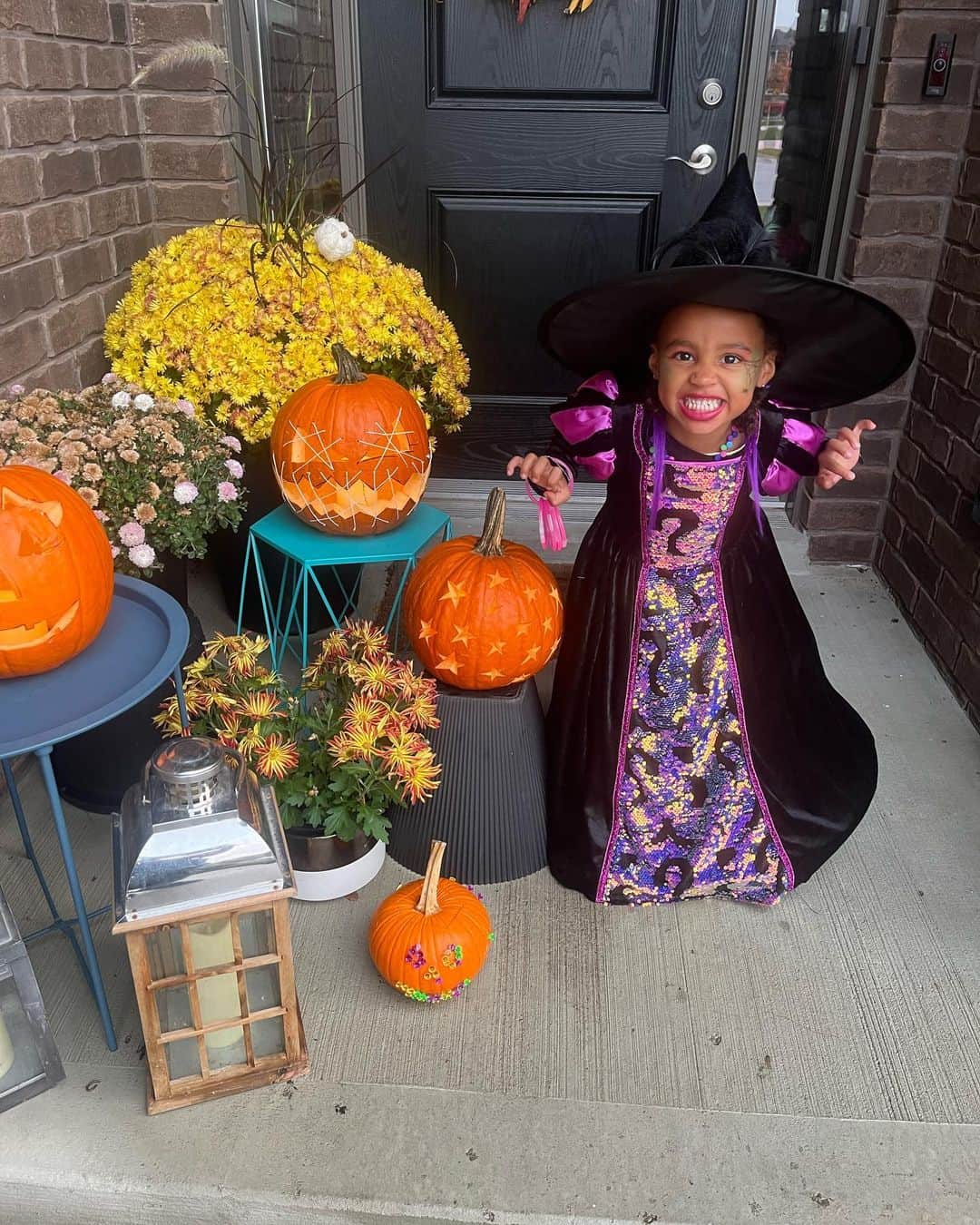 メリッサ・ビショップさんのインスタグラム写真 - (メリッサ・ビショップInstagram)「The scariest witch & bat I’ve ever seen!  ⠀⠀⠀⠀⠀⠀⠀⠀⠀⠀⠀⠀ 🎃 Happy Halloween 🎃」11月1日 9時59分 - melissacorinneb