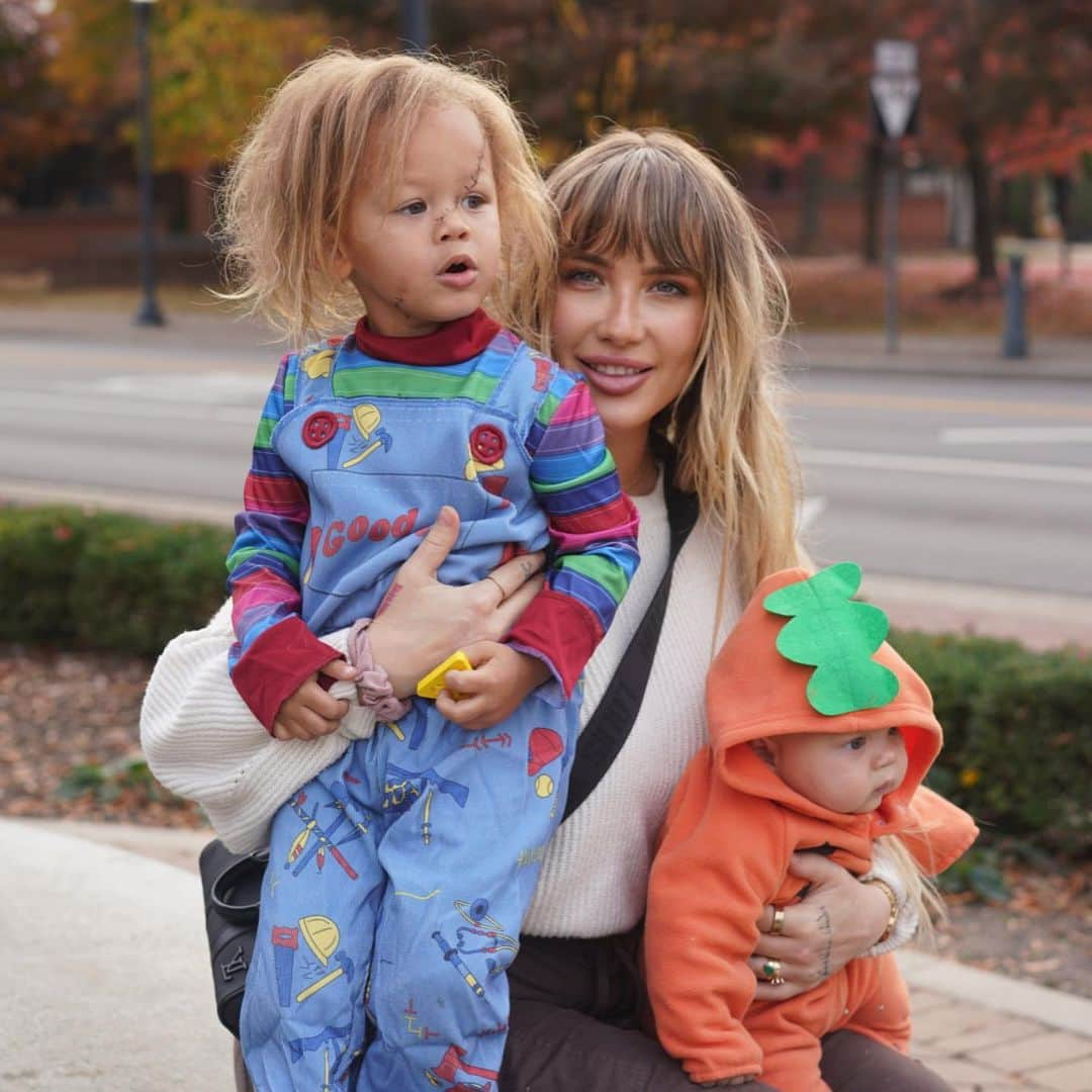 ニッキー・ヒートンのインスタグラム：「Happy Halloween from the cutest Chucky you’ve ever seen ft. a chubby pumpkin.」