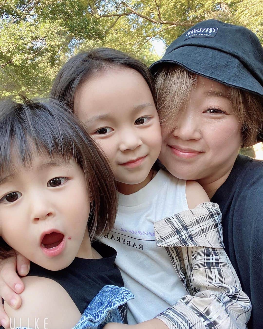 のインスタグラム：「先日の公園遊び。  カメラを向けると ついつい変顔になってしまう小雪。  面白すぎる🤣🤣  #ついつい #変顔してしまう #小雪 #末っ子 #3歳 #美奈子」