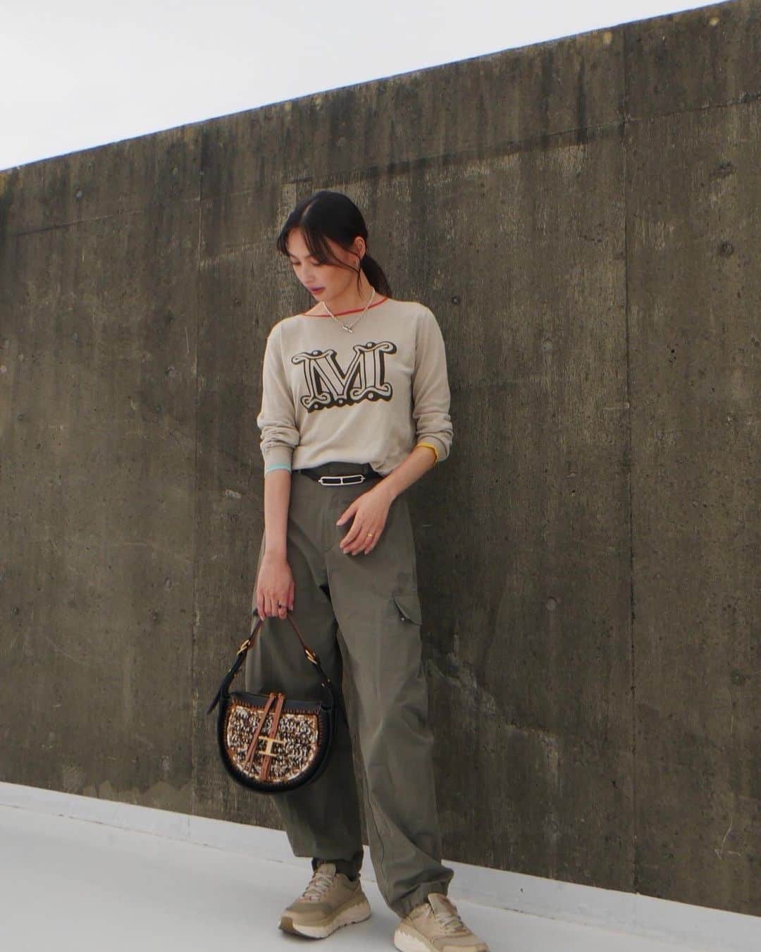 大政絢のインスタグラム：「#今日の絢服  この日は早朝ロケ🤍 雨も降らず一安心☔️  ブランド、タグ付けしてます！」