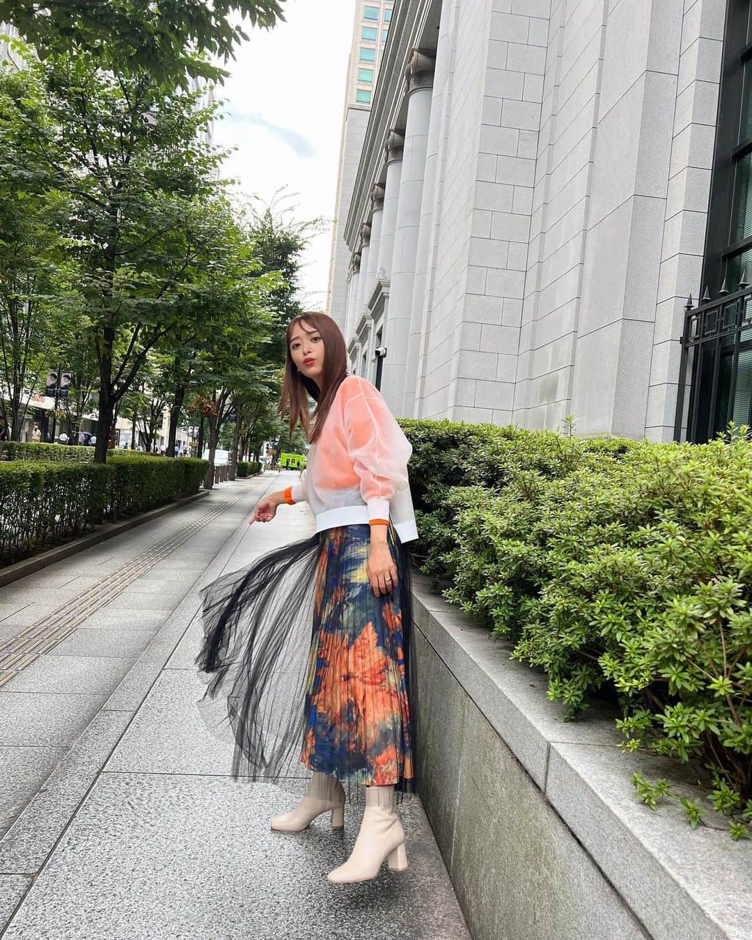 近藤千尋のインスタグラム：「おはようございます☀ 今日は朝イチで関西へ📺🚅💕 たこ焼きたべれるかな〜🐙笑 載せ忘れていた衣装を。。！  テレ東『一番高いモノにはワケがある』📺 BRAUNさんに潜入したロケ❤️ オンエア告知できてなかったー😅  ウェア @lanvin_en_bleu_womens  アクセサリー @crestare_official  シューズ @dianashoespress  先週ラヴィット📺 この衣装で朝からワイン(ノンアル) 飲んでたら、家飲み？って言われたよ🍷笑 レインボー🌈  ウェア @akikoaoki_official  アクセサリー @refaire.tokyo  シューズ @dianashoespress  さ、お休みで遊びまくったので、 今日からまた母ちゃん働くぜ🙋🏻‍♀️🤍笑  #近藤千尋衣装」