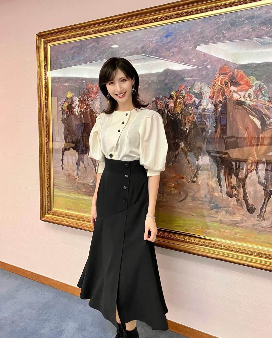 のインスタグラム：「. 11/3(祝木)16:00～19:30  BSフジ 【ダート競馬の祭典JBC2022】生中継に出演します🌟  ダートの祭典JBC🐎👑 岩手・盛岡競馬場で行われる 『JBCクラシック』 『JBCスプリント』 『JBCレディスクラシック』 そして北海道・門別競馬場で行われる 『JBC2歳優駿』を完全生中継🎥  年に一度のダートの祭典をお楽しみに🔥✨  出演 《MC》 酒主義久(フジテレビアナウンサー) 横山ルリカ  《現地ゲスト》 ＤＡＩＧＯ  《スタジオゲスト》 山本昌 田中道子  《スタジオ解説》 細江純子 板津雄志(サンケイスポーツ)   《現地解説》 佐藤ゆきあき（競馬エイト）  《実況》 青嶋達也(フジテレビアナウンサー) 倉田大誠(フジテレビアナウンサー) 福永一茂（岩手めんこいテレビアナウンサー）  ぜひ、ご覧ください🏆  👗🤍 #ブラウス #unitedtokyo   #スカート #arpegestory」