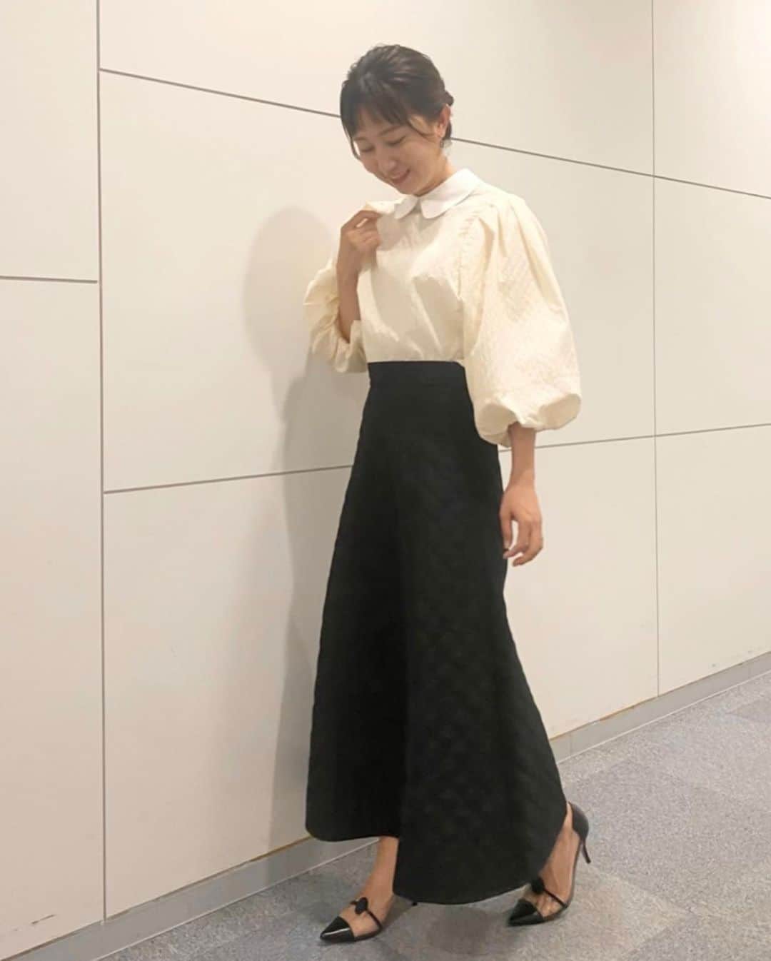 のインスタグラム：「. 今夜！11月1日（火）19:00〜 関西テレビ「ちゃちゃ入れマンデー」に出演します✨ ぜひ！ご覧ください〜😍💕 衣装はこちら↓  ブラウス @cest_moi_official スカート @forit_forit ピアス @raffia_kobe スタイリスト @stylist_franc #ちゃちゃ入れマンデー」