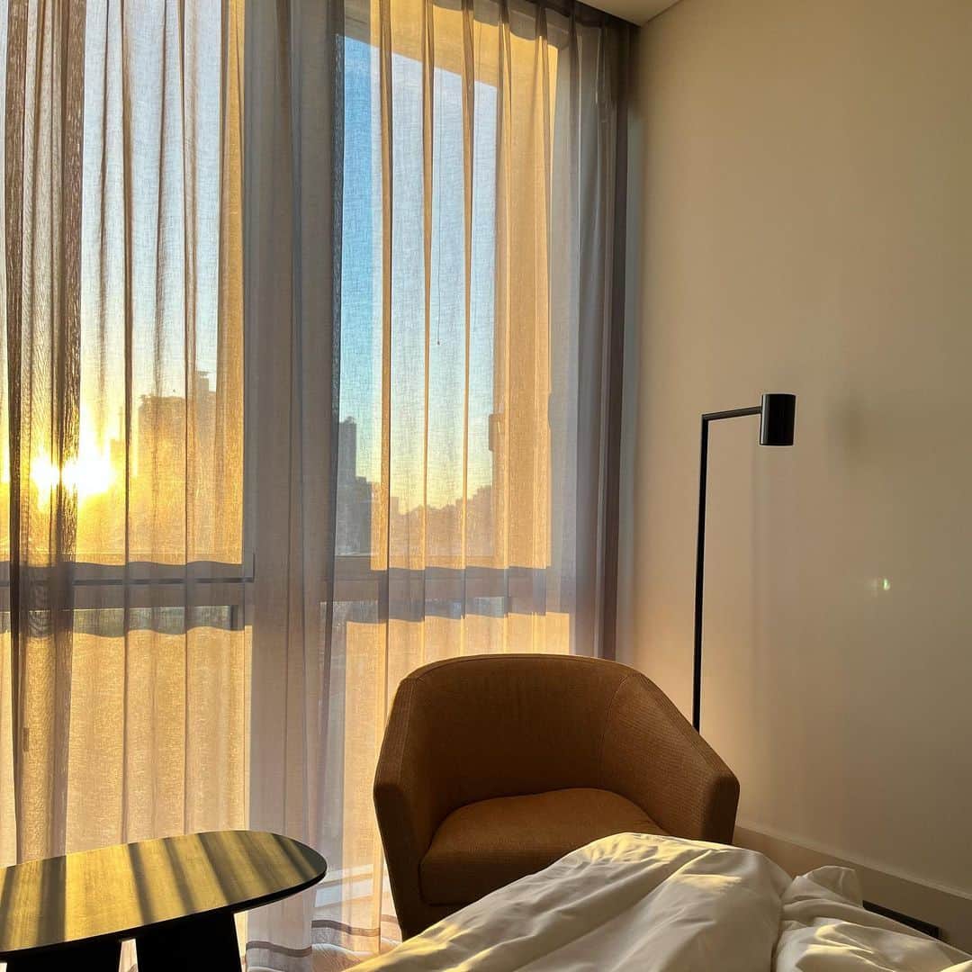 ひよんのインスタグラム：「🌇🍙  渾身の物撮り🤳  韓国で泊まったホテル💓 割とここに泊まること多い☺️ @andazseoulgangnam   #ひよん」
