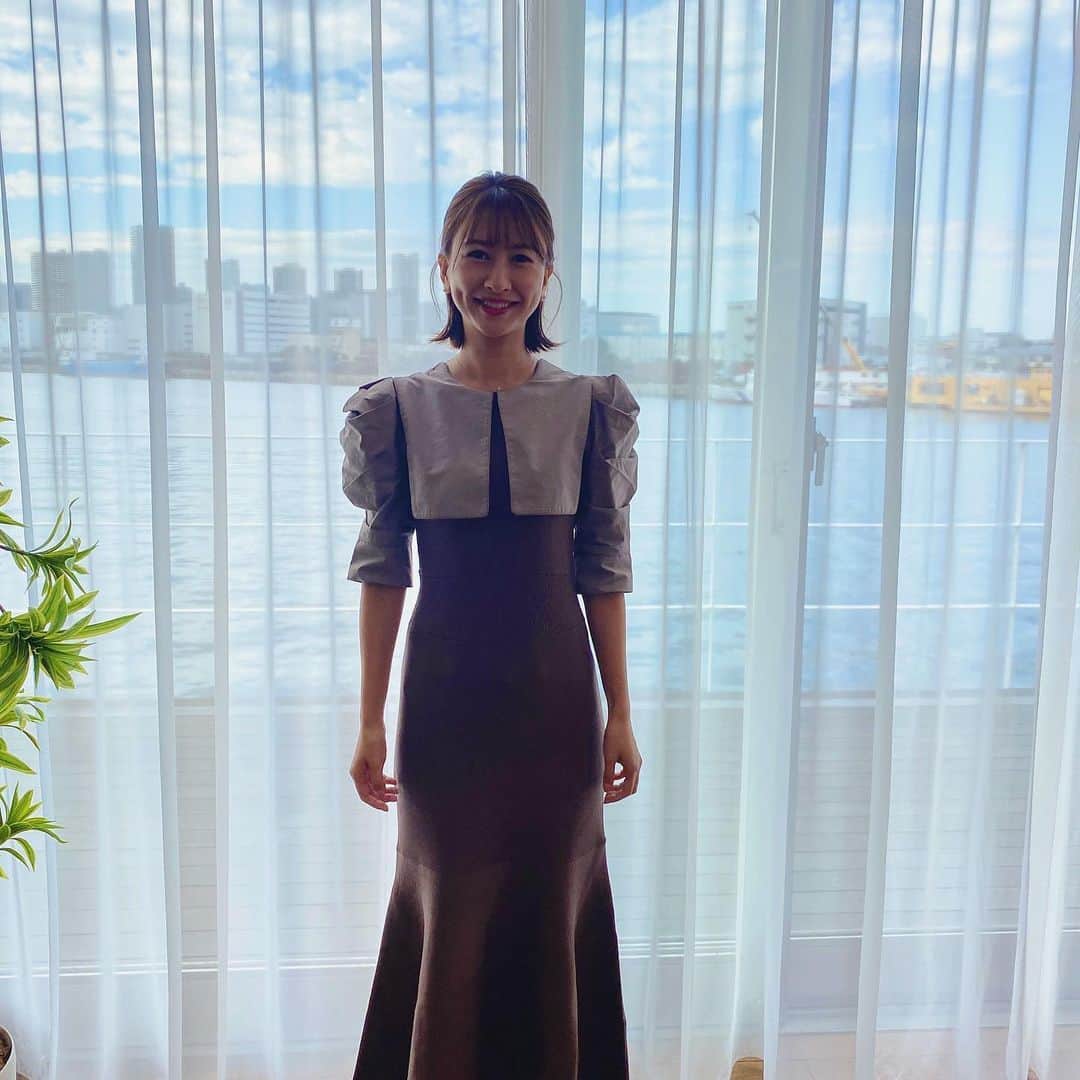 澤田南のインスタグラム：「🌰🍂🍁  景色のいいスタジオで収録でした🍃 海なし県育ちの身としては 海って見るだけでわくわくするな〜。 衣装も秋らしいものにしてみました🍫  シルエットが綺麗でなにより着ごこちがいいので 最近お出かけする時も、つい手が伸びて出番多め。  かわいければなんでもいい！ から 素材の肌ざわりや機能性重視 長く着られるものを大切にの洋服選びに 年々シフト中🫧  #hdxuly #ハディクリー」