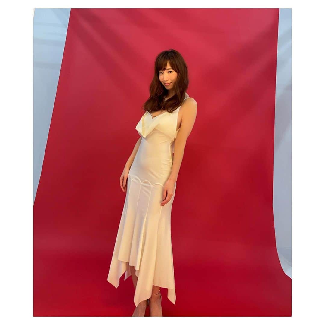 塩地美澄のインスタグラム：「本日発売の『週刊アサヒ芸能』の表紙になっています。  最新写真集「瞬間」からのグラビア5ページ、更に写真集への思いをこのタイミングで改めてインタビューページでお話させていただきました👆  プレゼント企画もお見逃しなく🎁  ✅11/3 テレビ東京『じっくり聞いタロウ』  ✅イメージDVD「艶やか美」発売中  ✅写真集『瞬間（とき）』発売中  ✅2023年カレンダー 発売中 ※11/5（土）お渡し会の詳細はハイライトへ #塩地美澄」