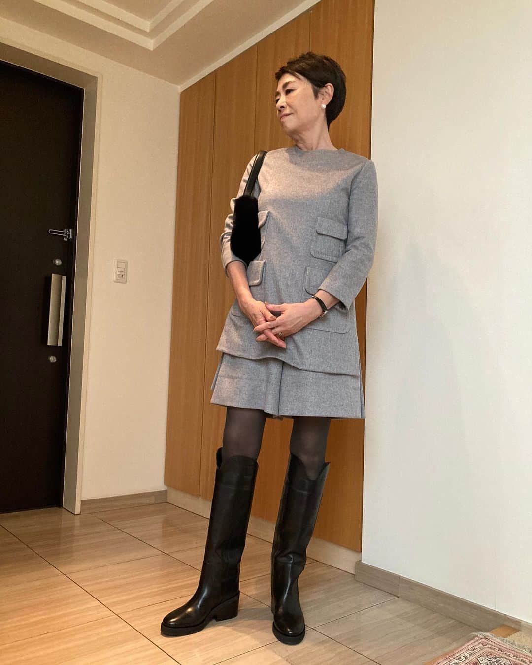 安藤優子さんのインスタグラム写真 - (安藤優子Instagram)「出かけます‼️  本日はテレビの収録です。  着用しているのは、ミカコ・ナカムラで作っていただいた、グレーのカシミアのセットアップです。  先日講演会で着ていた赤いセットアップの、素材と色を変えたものです。  本日はニーハイブーツを合わせました。  ブーツは#ジミーチュウ です。 フェイクファーのバッグは#エイチアンドエム です。  ファッションチェック担当者は、どこかに離席ちゅう（笑）  では行ってきます‼️  #ミカコナカムラ   #フレンチブルドッグ  #安藤優子」11月1日 12時25分 - yukoando0203