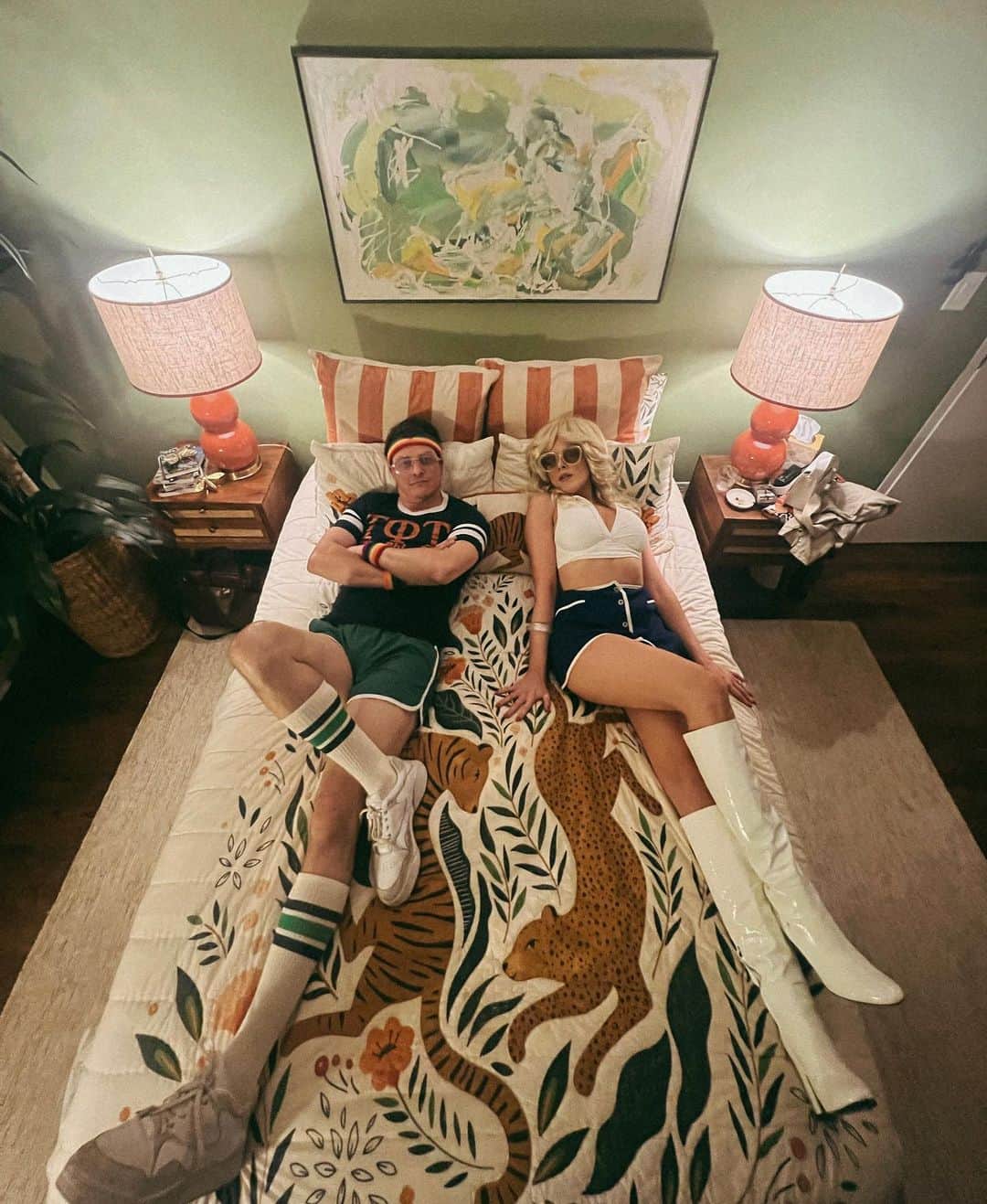 エリザベス・ギリースのインスタグラム：「Missing these two today🌿🐅」