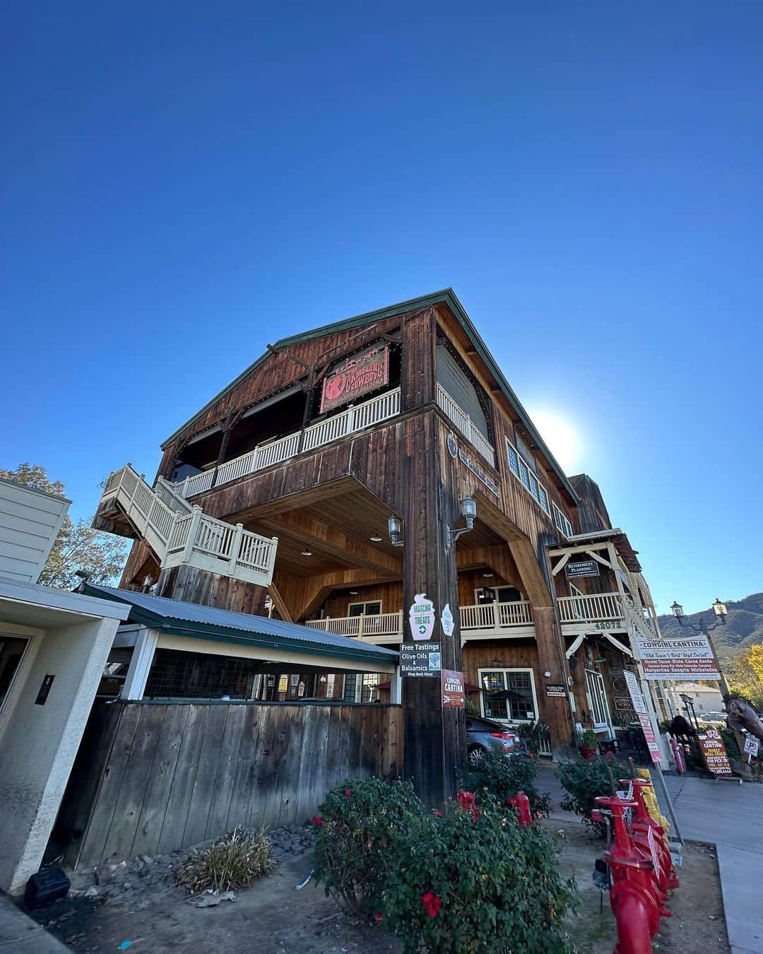 カリフォルニアスタイルのインスタグラム：「Temecula old town. LAから2時間弱で遊びに来れるこの街は、 古い建物も沢山残されかつ上手にリノベーションされて使われているのがイイ。 LAより空も青くて、気持ちの良いThuesday Noon❣️  @love_tourism_pr  @visitcalifornia  https://www.facebook.com/VisitCaliforniaJapan #californiastyle #california #socal #temecula #visitcalifornia #カリフォルニアスタイル #カリフォルニア #lightningmagazine #lightningjapan」