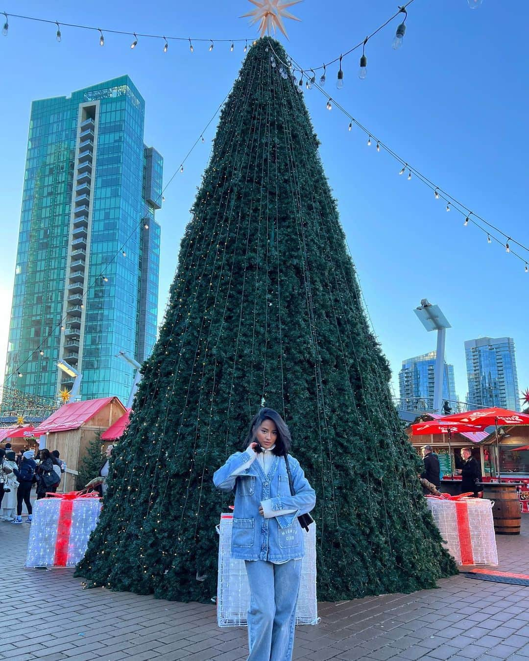 エマリン・エストラーダさんのインスタグラム写真 - (エマリン・エストラーダInstagram)「Thank you for having us @vanchristmas @kipling.media 🎄」11月16日 6時57分 - emmalynestrada