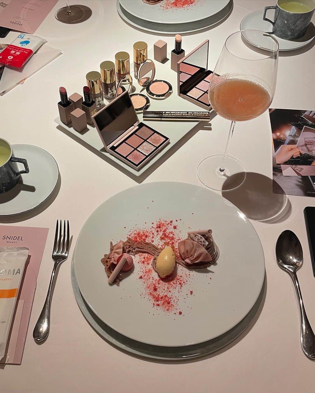愛甲千笑美のインスタグラム：「@snidelbeauty @snidel_official 🎀🌍」