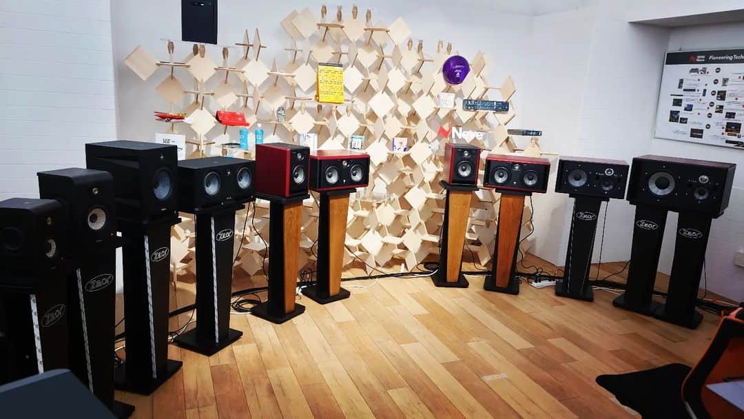 鈴木Daichi秀行のインスタグラム：「At the launch of FOCAL's new ST series I had a chance to talk with Mr. Vincent, who came to Japan from FOCAL in France. The new tweeter of the ST series is easy to grasp the space The loudness wars are over, and the ST series has been upgraded to meet the needs of future music production, where depth and space creation are important.  FOCALの新製品 STシリーズの発表会で フランスのFOCAL社から来日したヴィンセントさんと対談させて頂きました。 STシリーズの新型ツイーターは空間が把握しやすく ラウドネス戦争が終わり、奥行きや空間の作り方が大事なこれからの音楽制作に対応出来るようにアップグレードが施されていました」