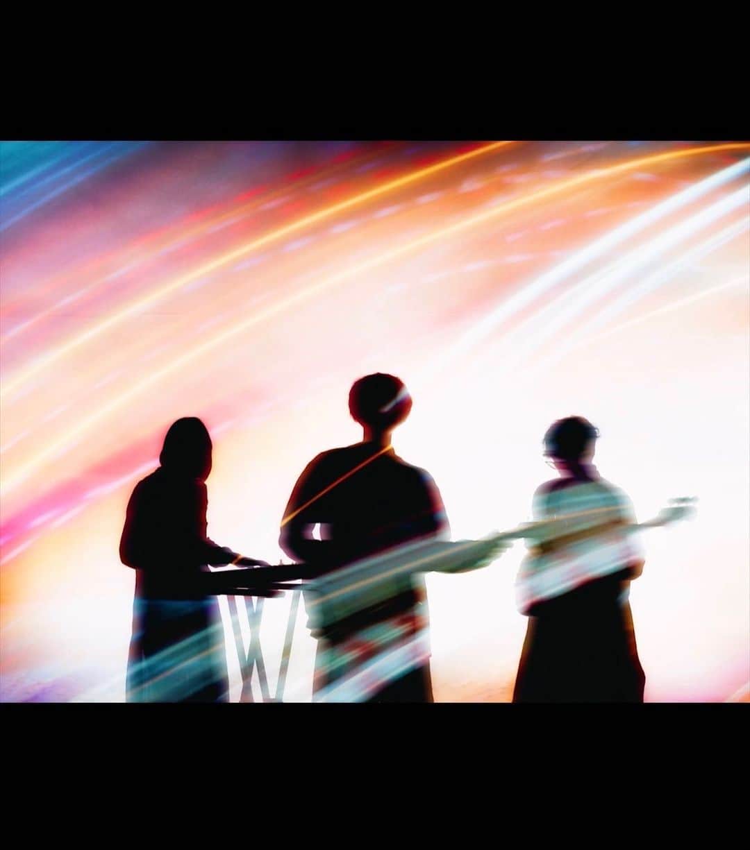 エンドウリョウのインスタグラム：「2022.11.30 LELLE New Digital Single 「YORU」  🫵🫵🫵  #レルエ #LELLE」