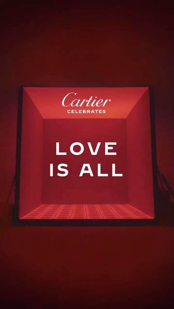 アナベル・ウォーリスのインスタグラム：「It’s that time of year again! Love is All. The Friends of the Maison come together to proclaim the most important message of the season. #CartierLoveisAll #CartierBrighterTogether #CartierCelebrates @cartier」