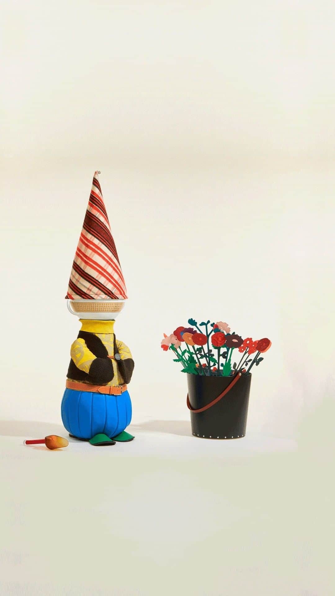 エルメスのインスタグラム：「Little helper.​ Petit h is one more way our designers get creative, putting to good use materials that other mètiers have not used. Like this garden gnome whose soup tureen head makes an ingenious change tray.​  #GardenGnomeChangeTray​ #reCreationTime​ #petith​ #Hermes​」