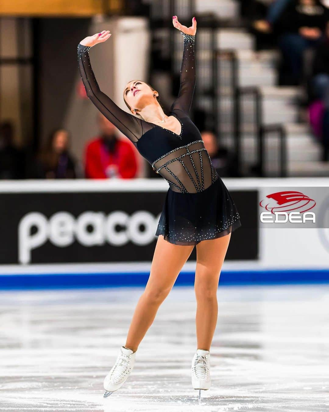 ニコル・ショットのインスタグラム：「Really happy that I could skate my best career results at the Grand Prix Stage ❤️   #deutscheeislaufunion #spitzensportbundeswehr #edeaskates #johnwilsonblades #logosmilano」